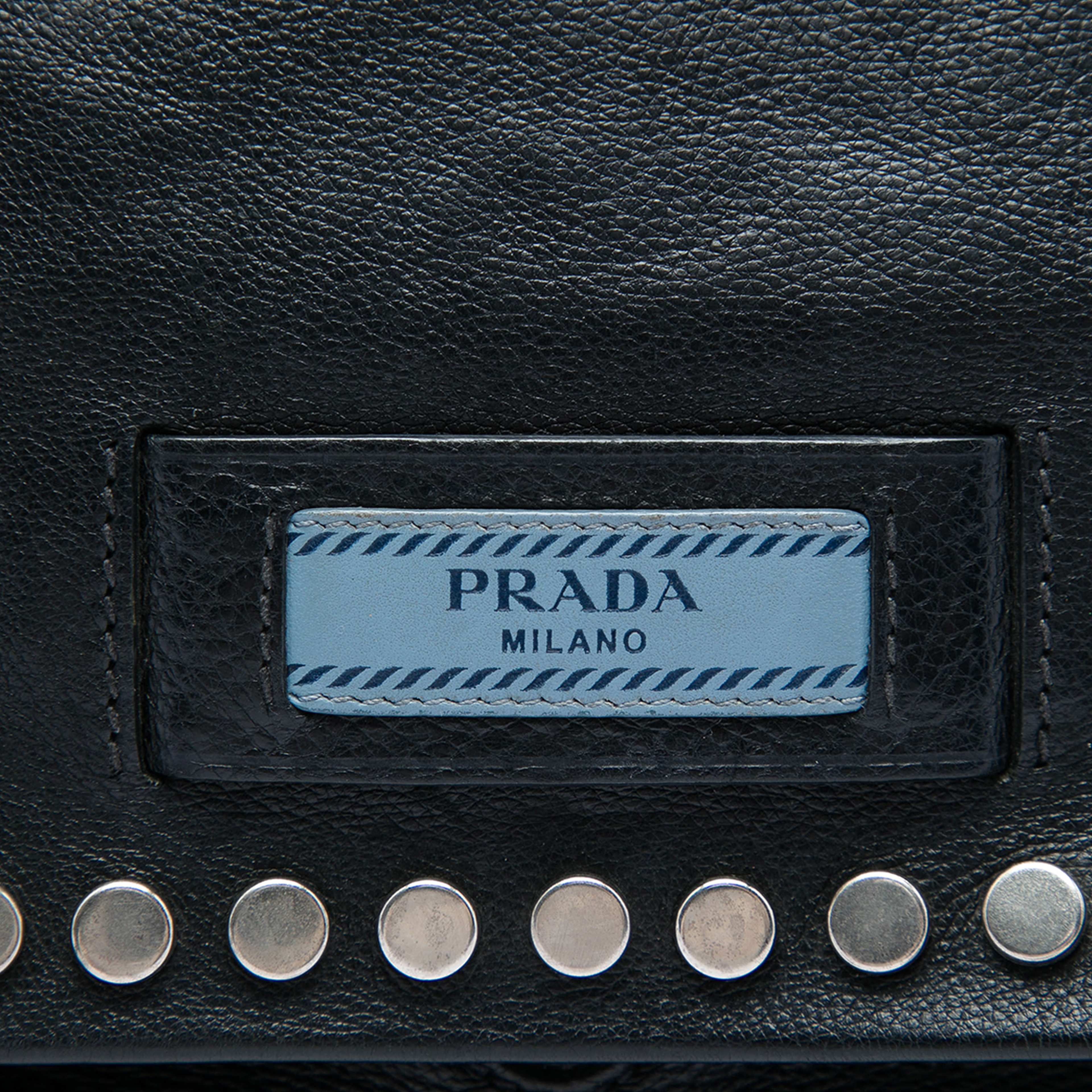 Prada Glace Calf Studded Etiquette Flap, från Luxclusif, i färgen svart. Klicka för att öppna bilden i stort format