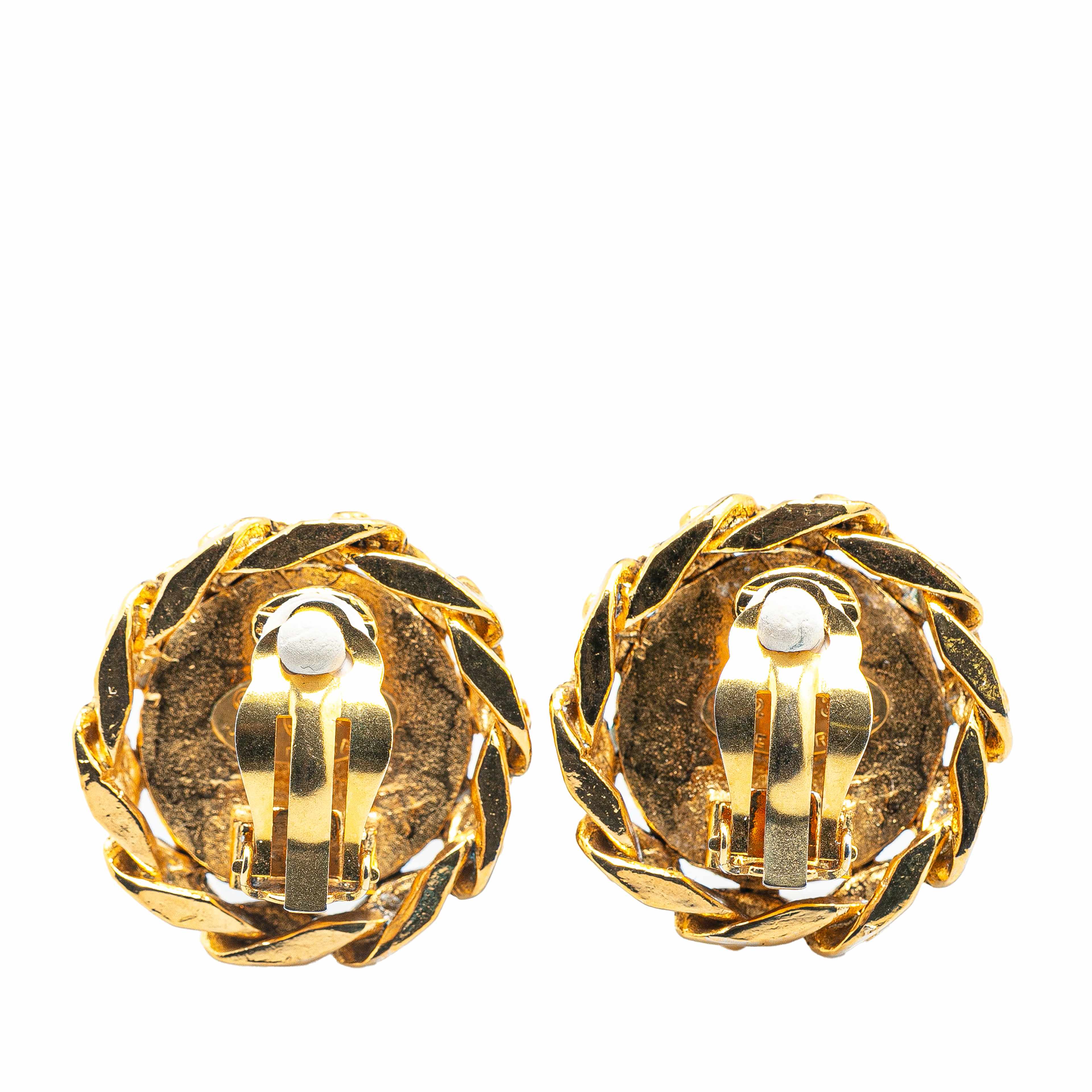 Chanel Gold Plated Cc Rhinestones Clip On Earrings, från Luxclusif, i färgen gold. Klicka för att öppna bilden i stort format