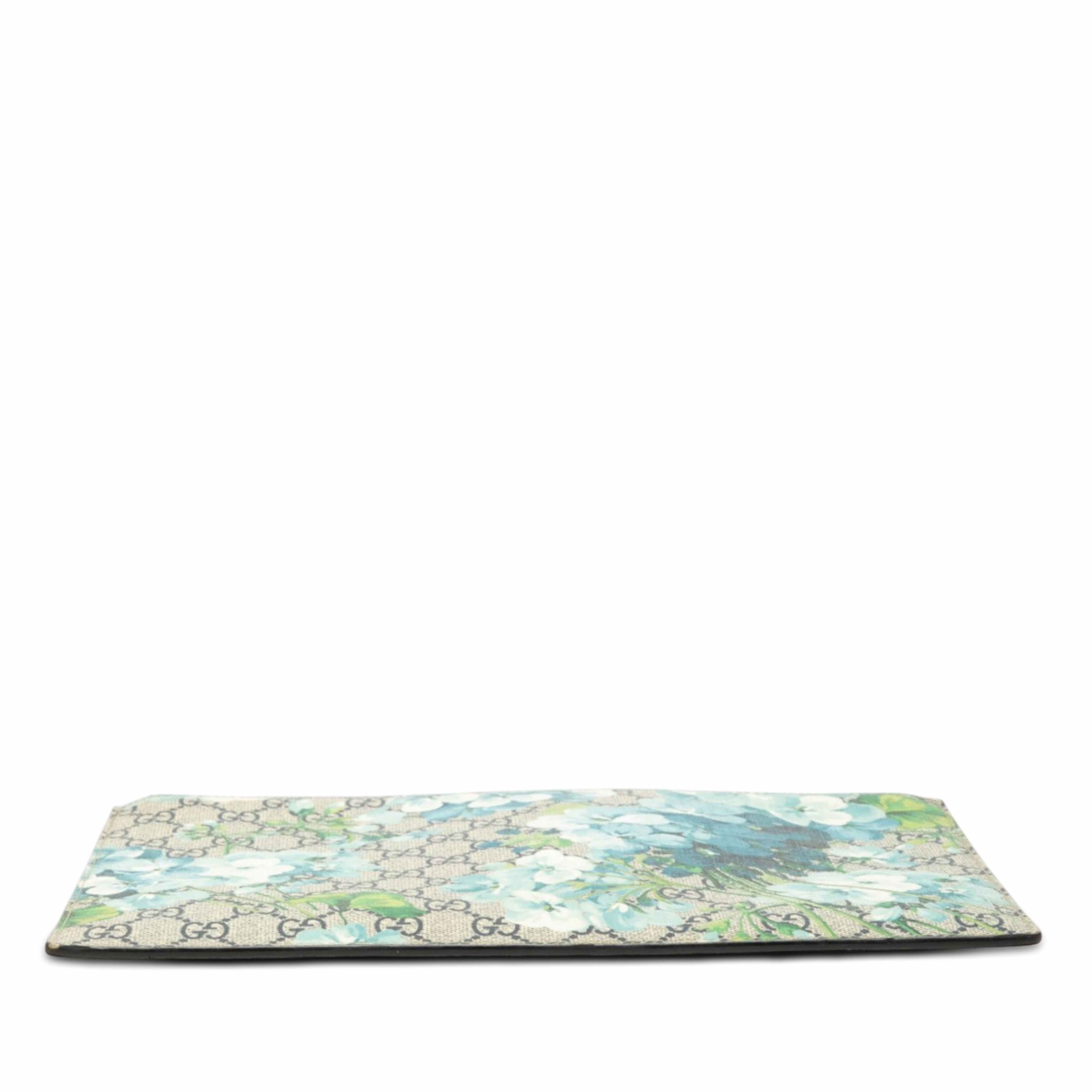 Gucci Gg Supreme Blooms Clutch, från Luxclusif, i färgen beige. Klicka för att öppna bilden i stort format