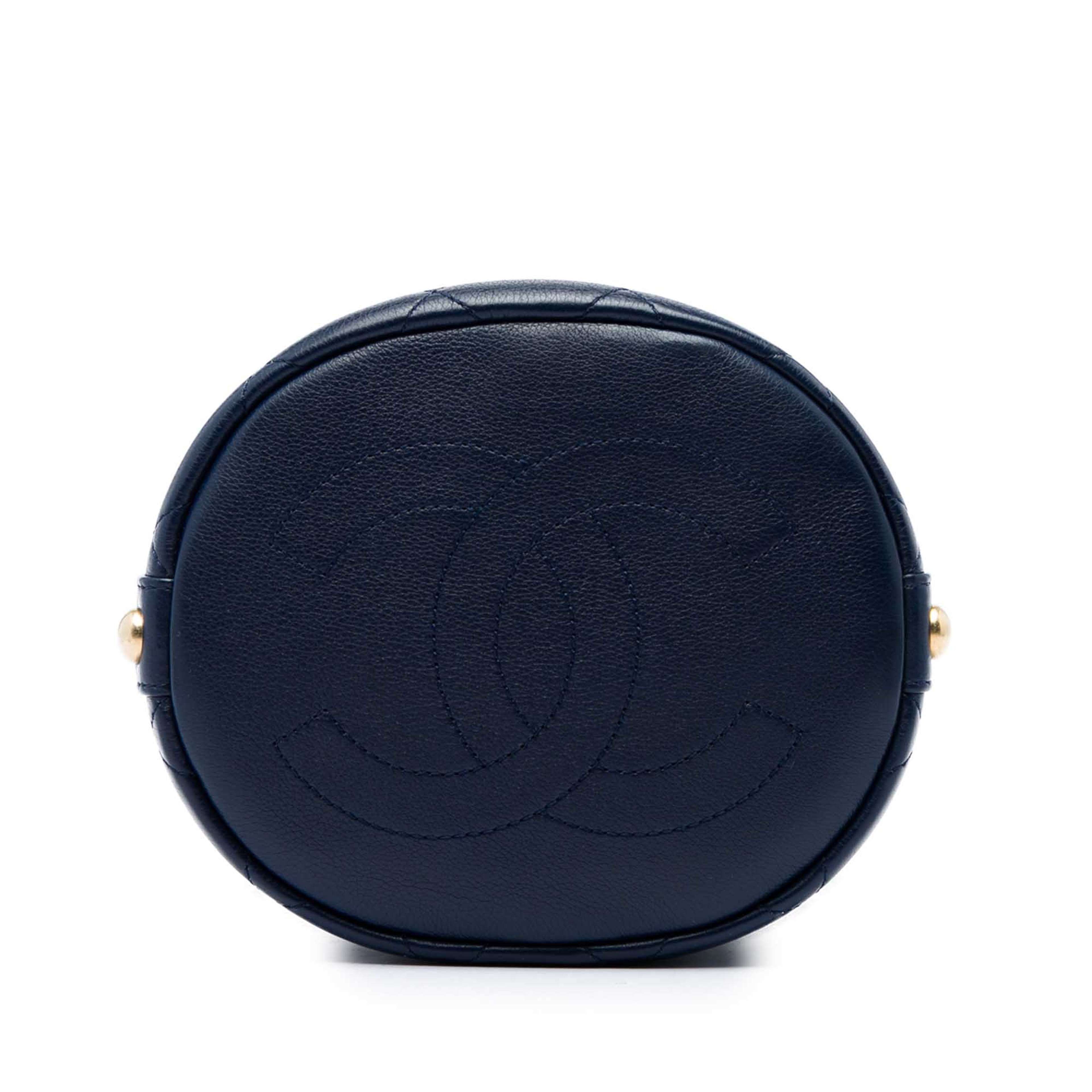 Chanel Medium Cc Calfskin And Tweed Drawstring Bucket Bag, från Luxclusif, i färgen blå. Klicka för att öppna bilden i stort format