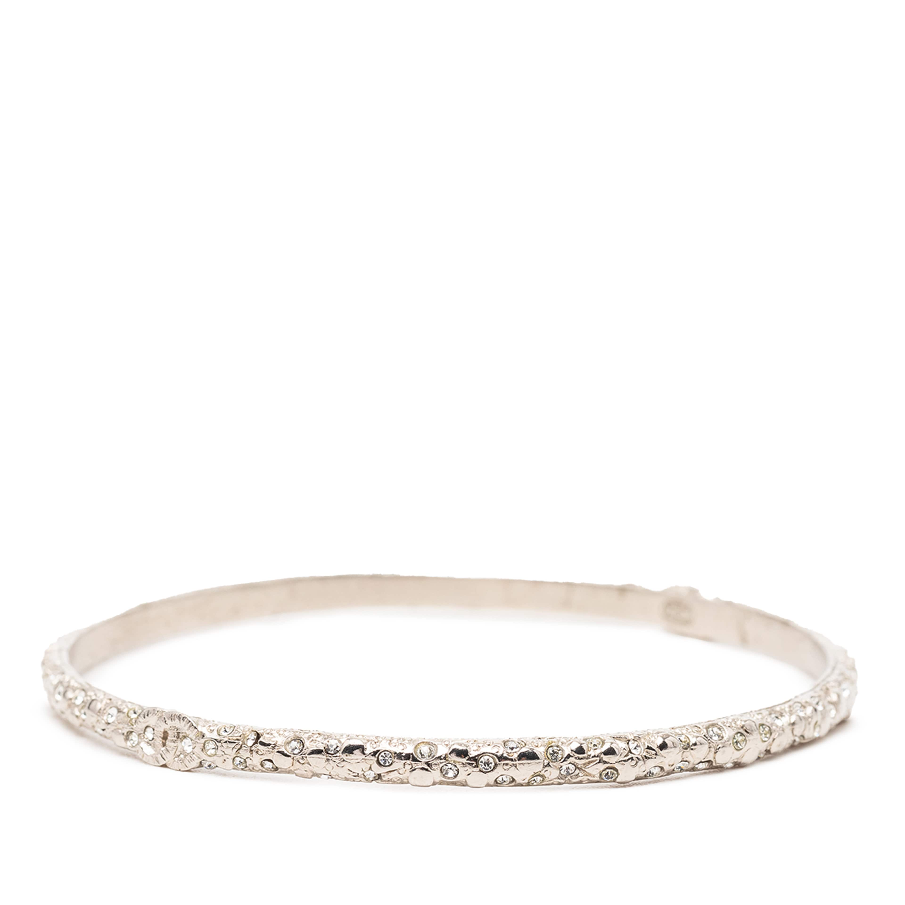 Chanel Cc Silver Plated Strass Bangle, från Luxclusif, i färgen silver. Klicka för att öppna bilden i stort format