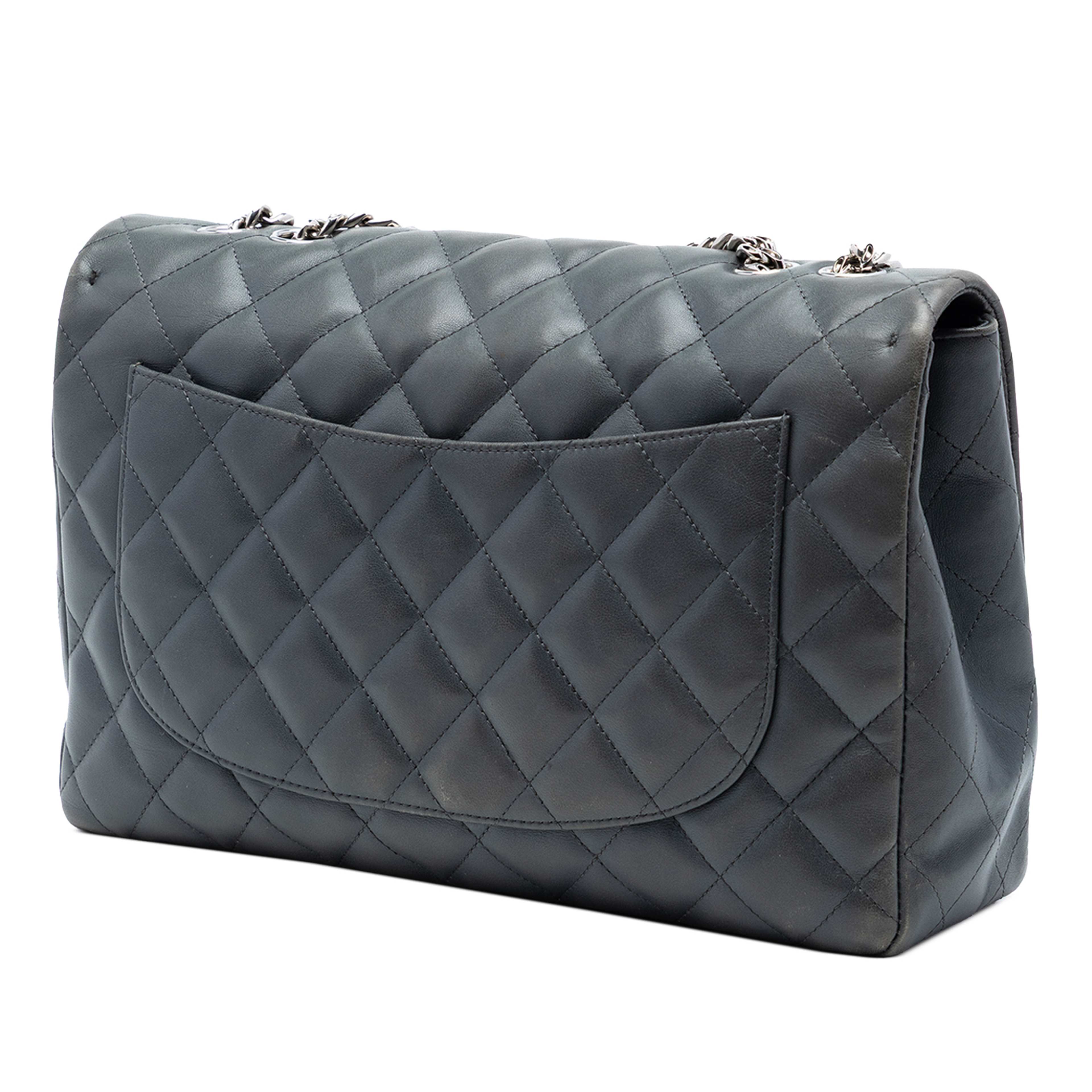 Chanel Jumbo Classic Lambskin Bijoux Chain Single Flap, från Luxclusif, i färgen dark gray. Klicka för att öppna bilden i stort format