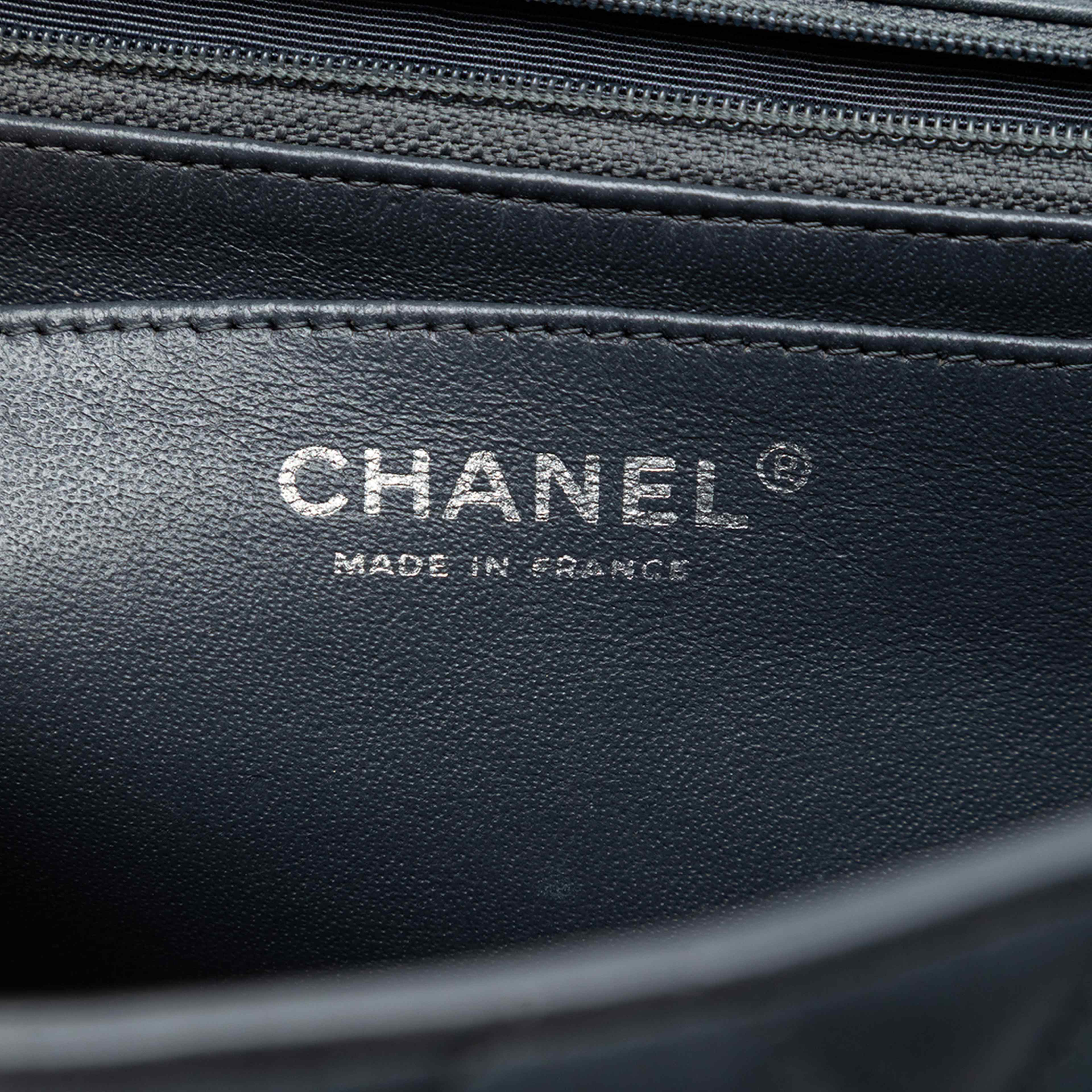 Chanel Jumbo Classic Lambskin Bijoux Chain Single Flap, från Luxclusif, i färgen dark gray. Klicka för att öppna bilden i stort format