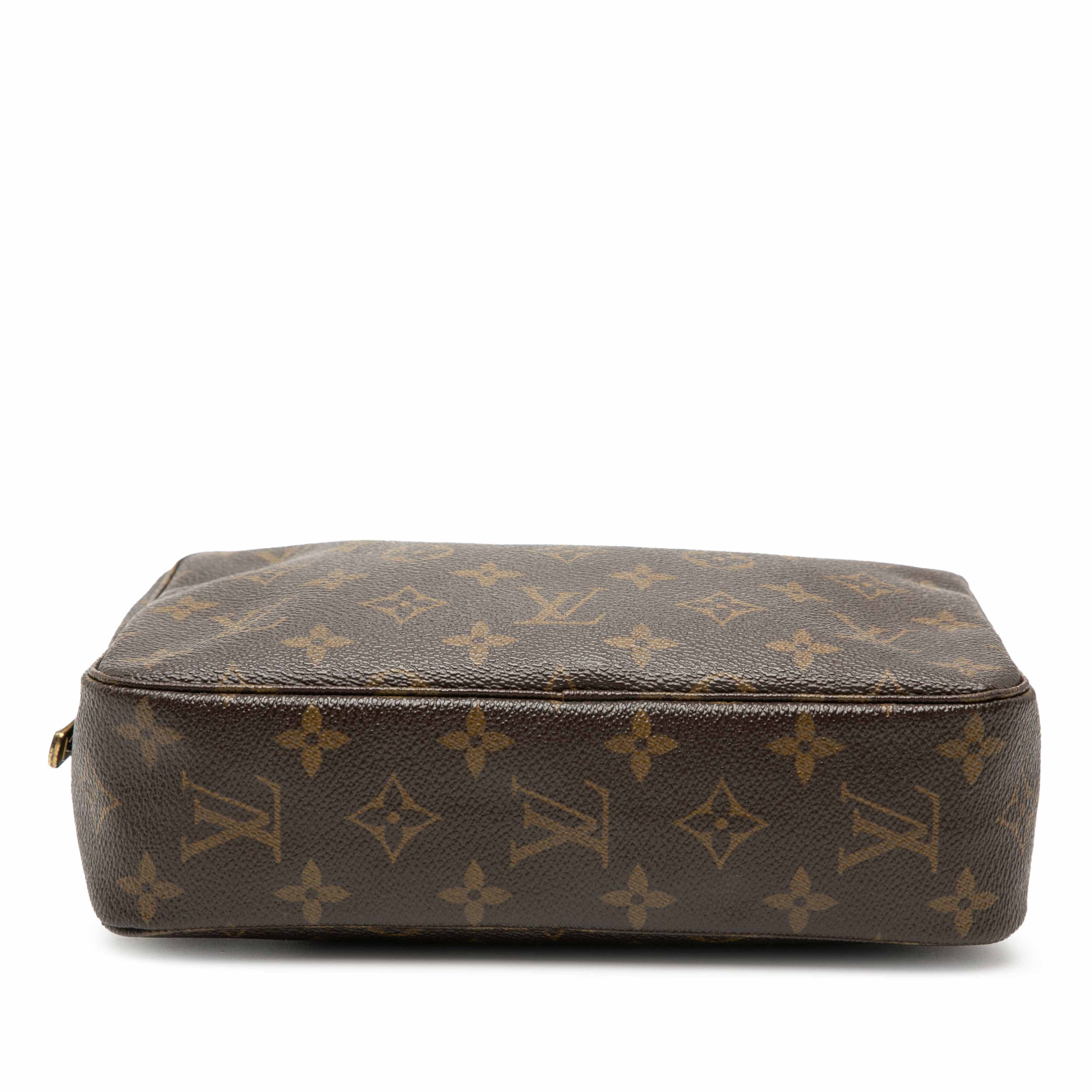 Louis Vuitton Monogram Trousse Toilette 23, från Luxclusif, i färgen brun. Klicka för att öppna bilden i stort format