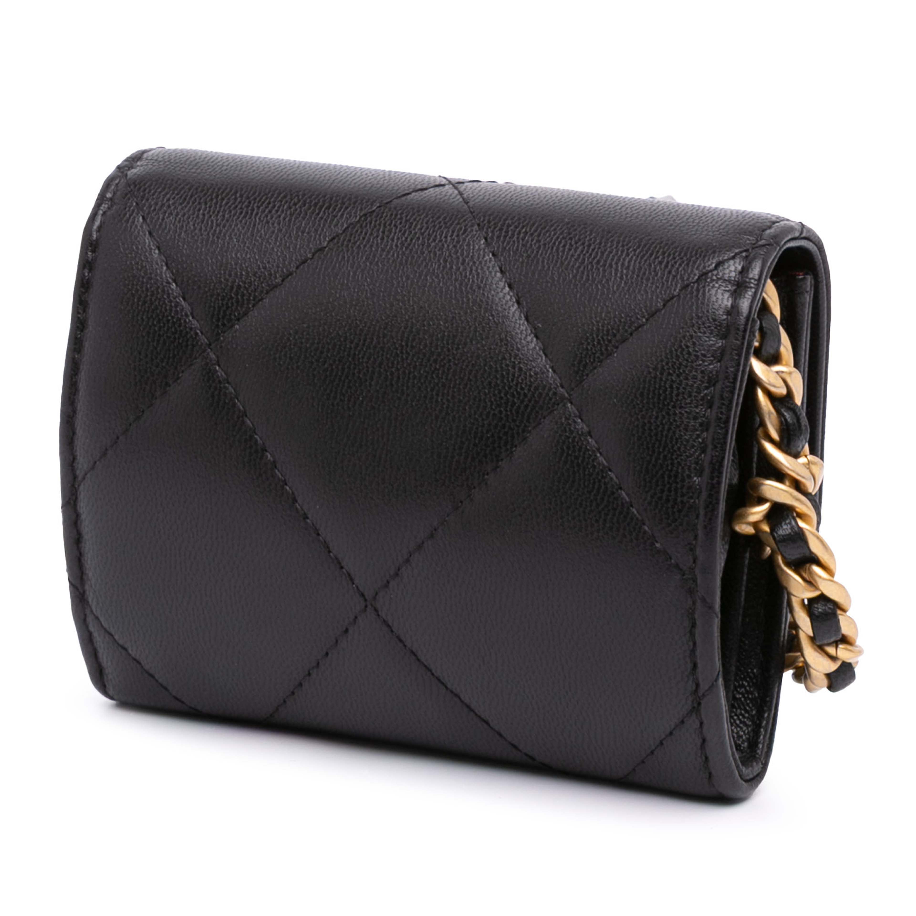 Chanel Quilted Lambskin 19 Flap Coin Purse With Chain, från Luxclusif, i färgen svart. Klicka för att öppna bilden i stort format