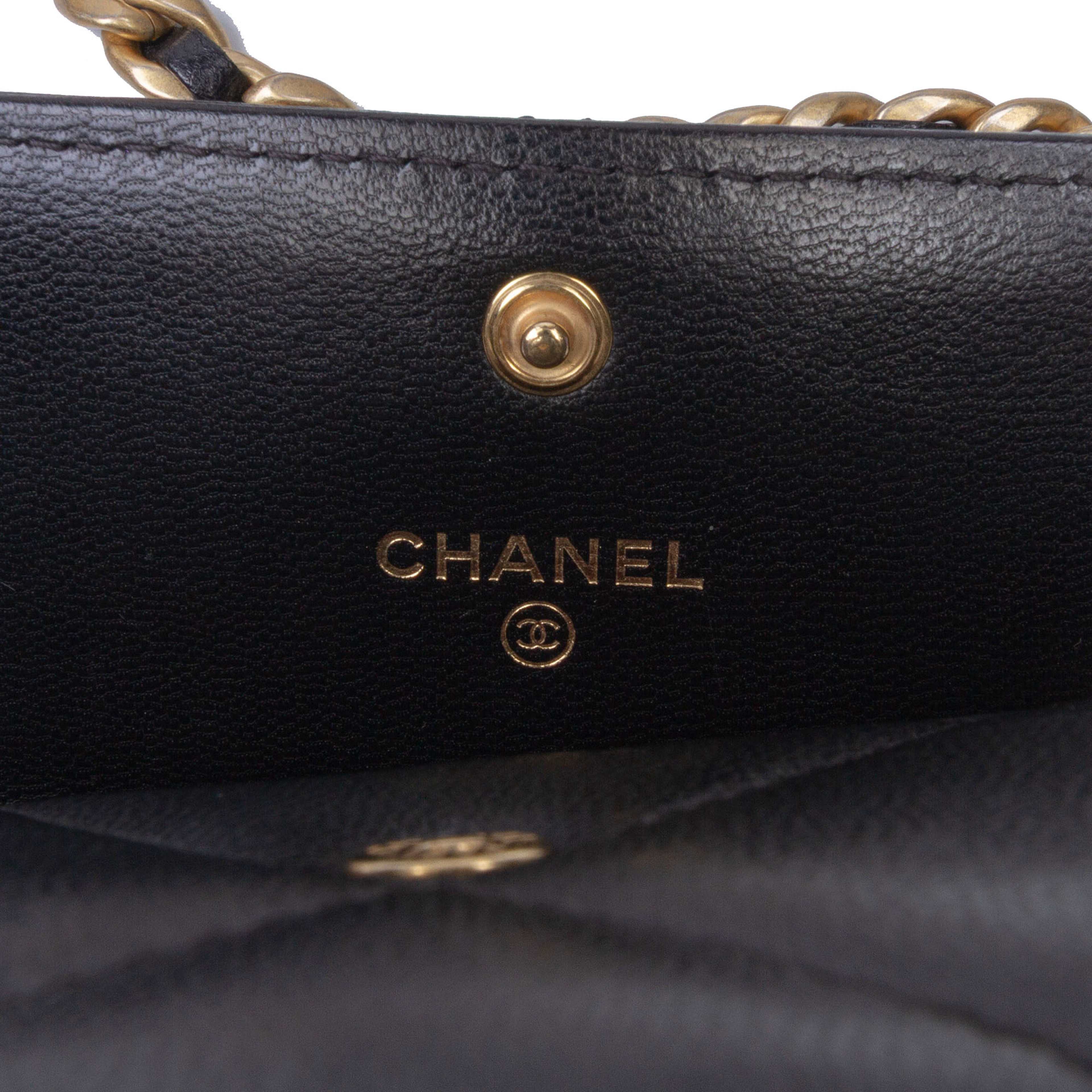 Chanel Quilted Lambskin 19 Flap Coin Purse With Chain, från Luxclusif, i färgen svart. Klicka för att öppna bilden i stort format