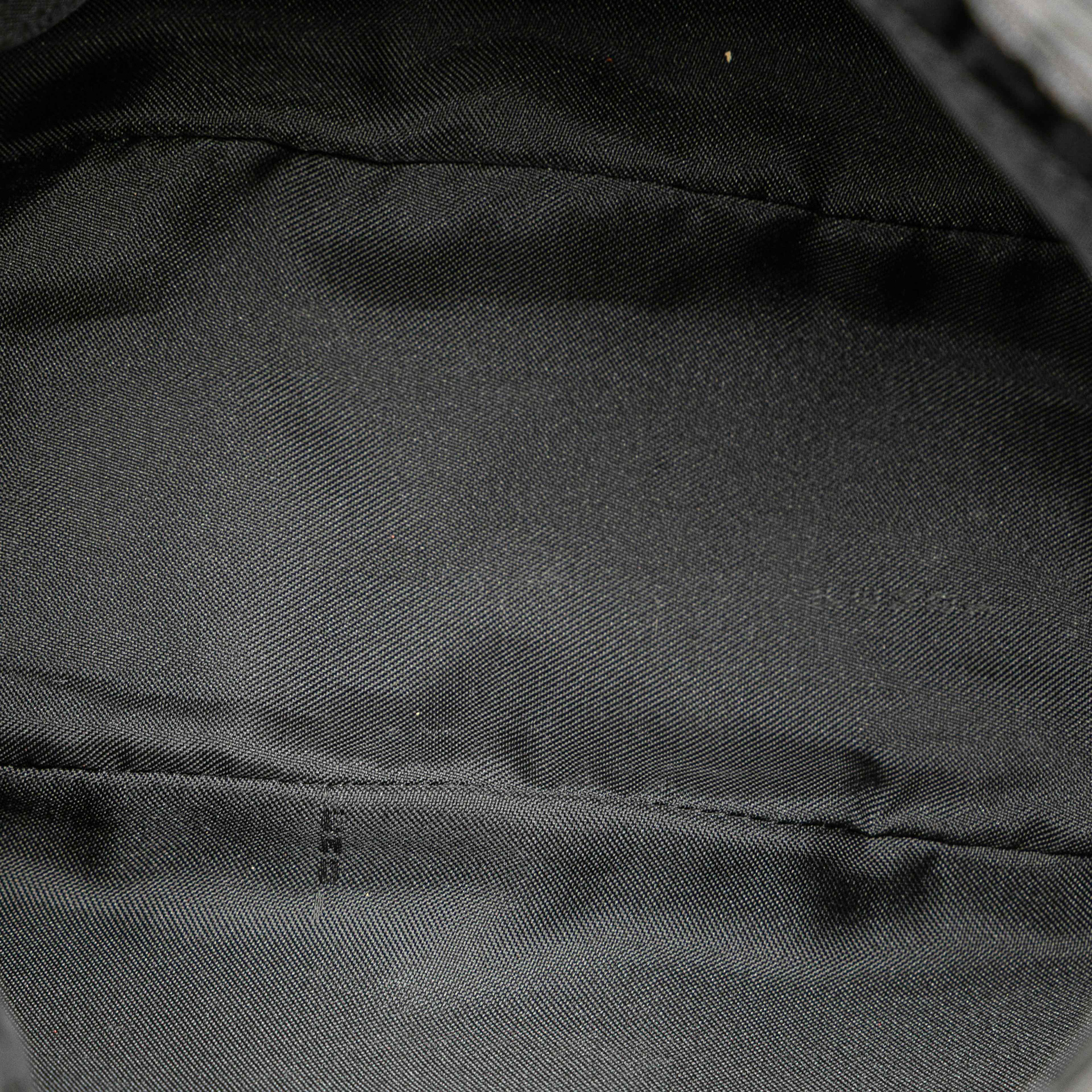 Fendi Zucchino Canvas Crossbody, från Luxclusif, i färgen black. Klicka för att öppna bilden i stort format