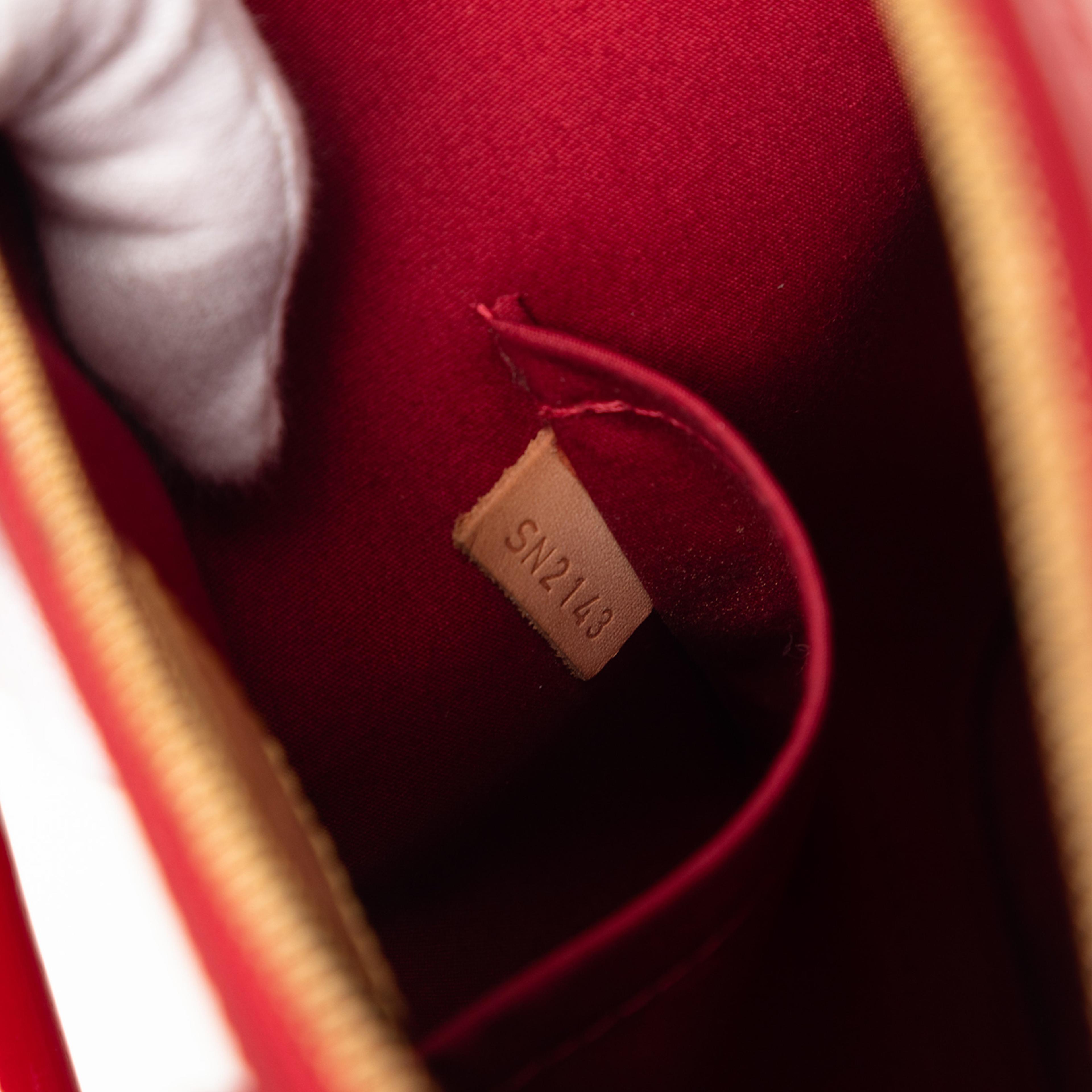 Louis Vuitton Monogram Vernis Alma Pm, från Luxclusif, i färgen röd. Klicka för att öppna bilden i stort format