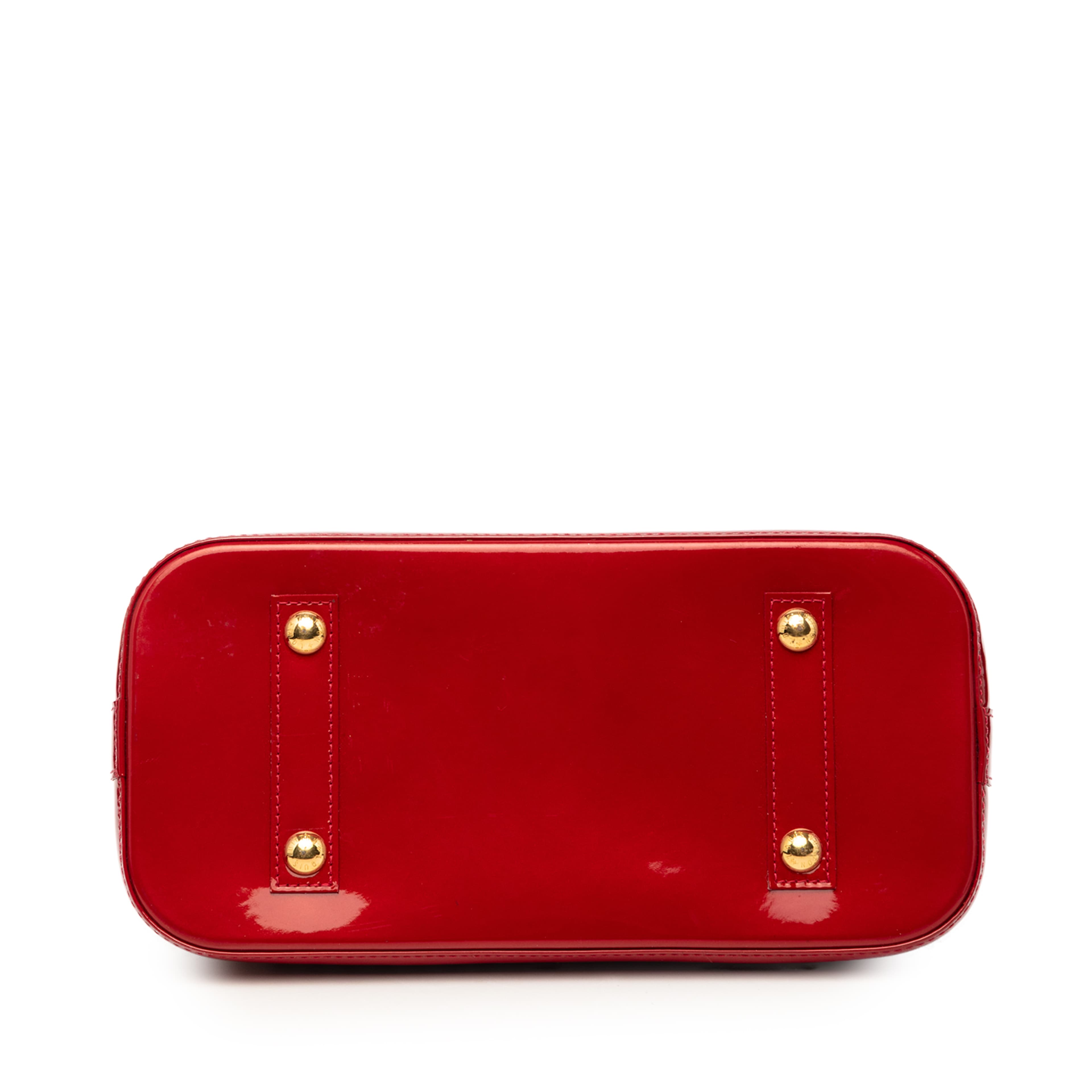 Louis Vuitton Monogram Vernis Alma Pm, från Luxclusif, i färgen röd. Klicka för att öppna bilden i stort format