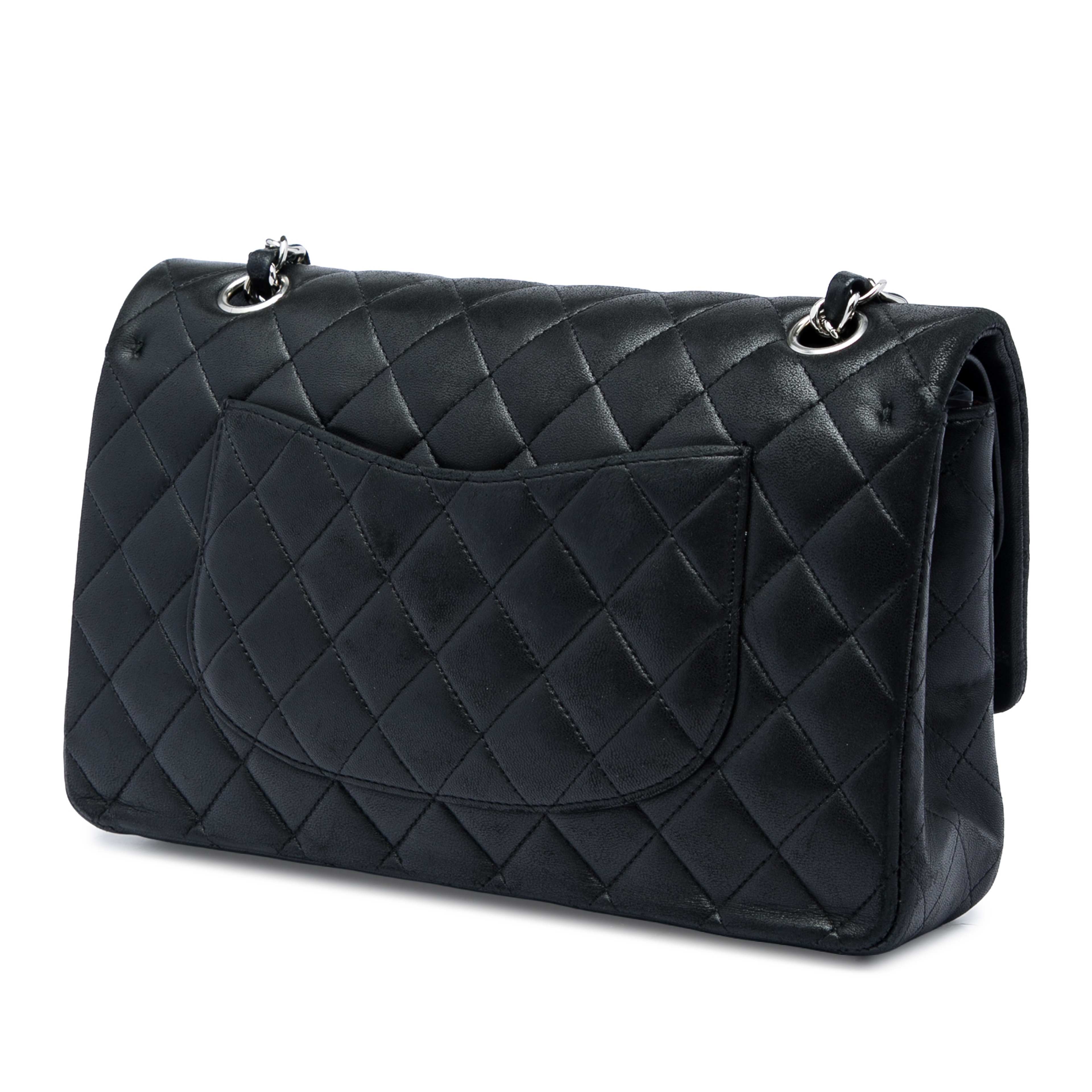 Chanel Medium Classic Lambskin Double Flap, från Luxclusif, i färgen svart. Klicka för att öppna bilden i stort format