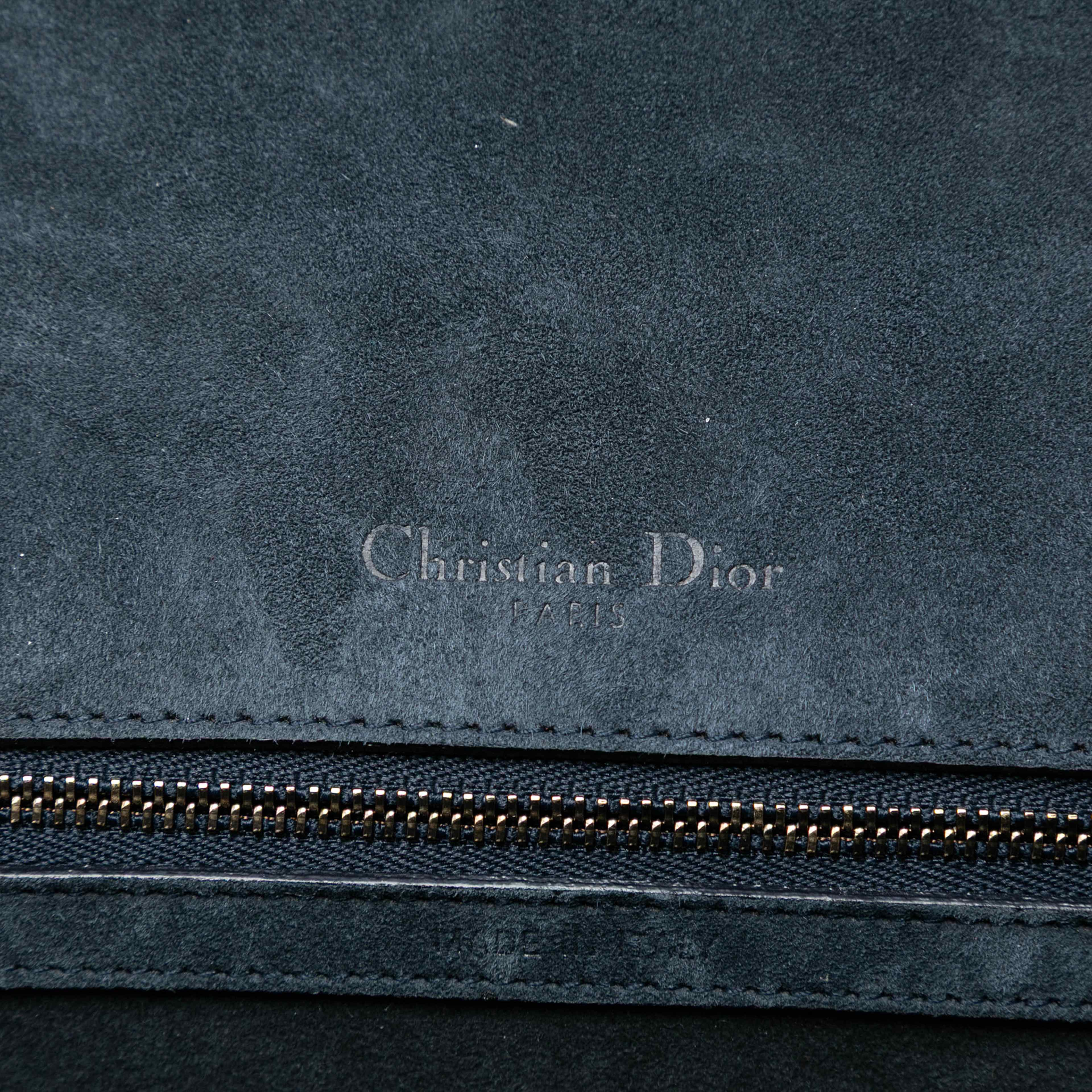 Dior Medium Studded Denim Diorama Flap, från Luxclusif, i färgen blue. Klicka för att öppna bilden i stort format