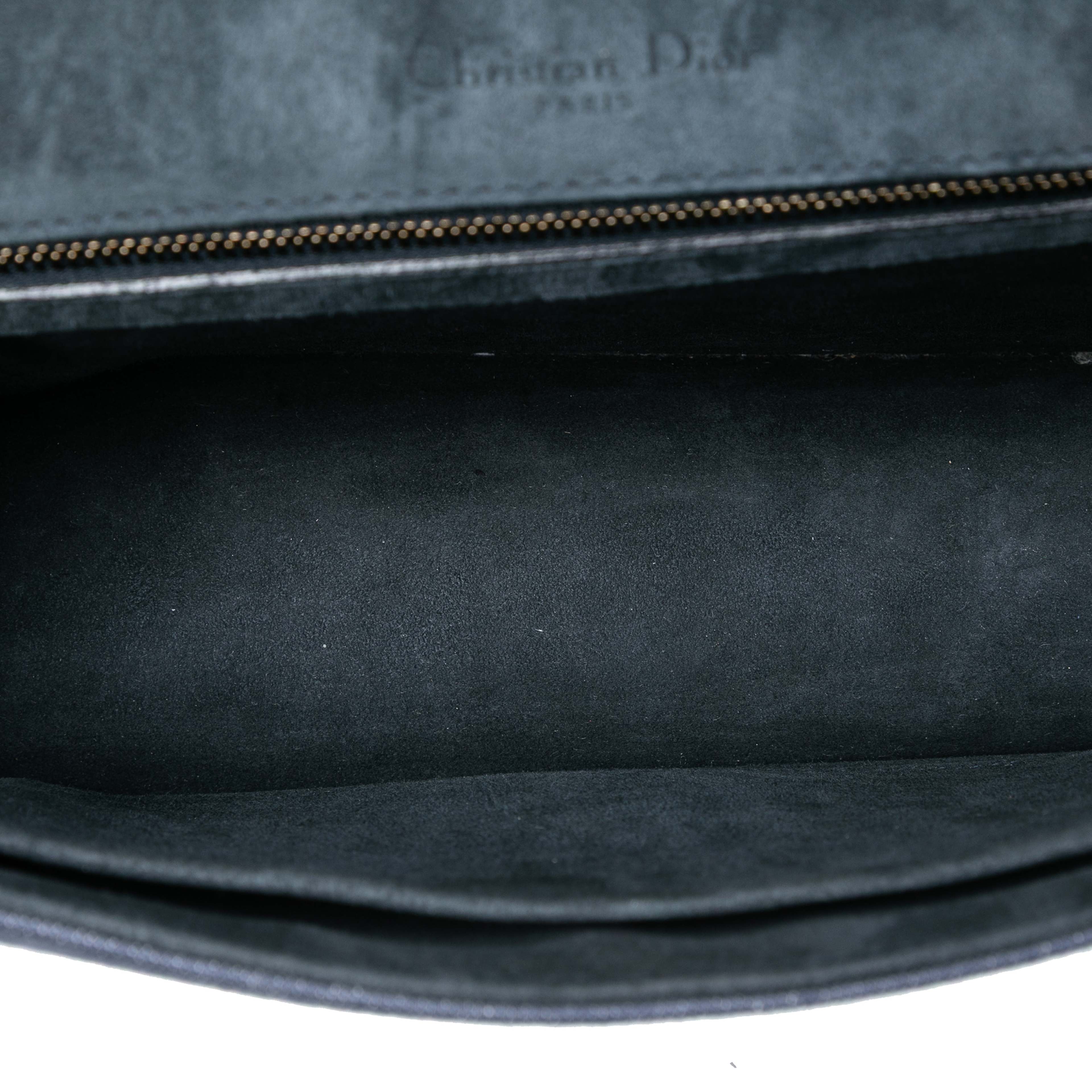 Dior Medium Studded Denim Diorama Flap, från Luxclusif, i färgen blue. Klicka för att öppna bilden i stort format