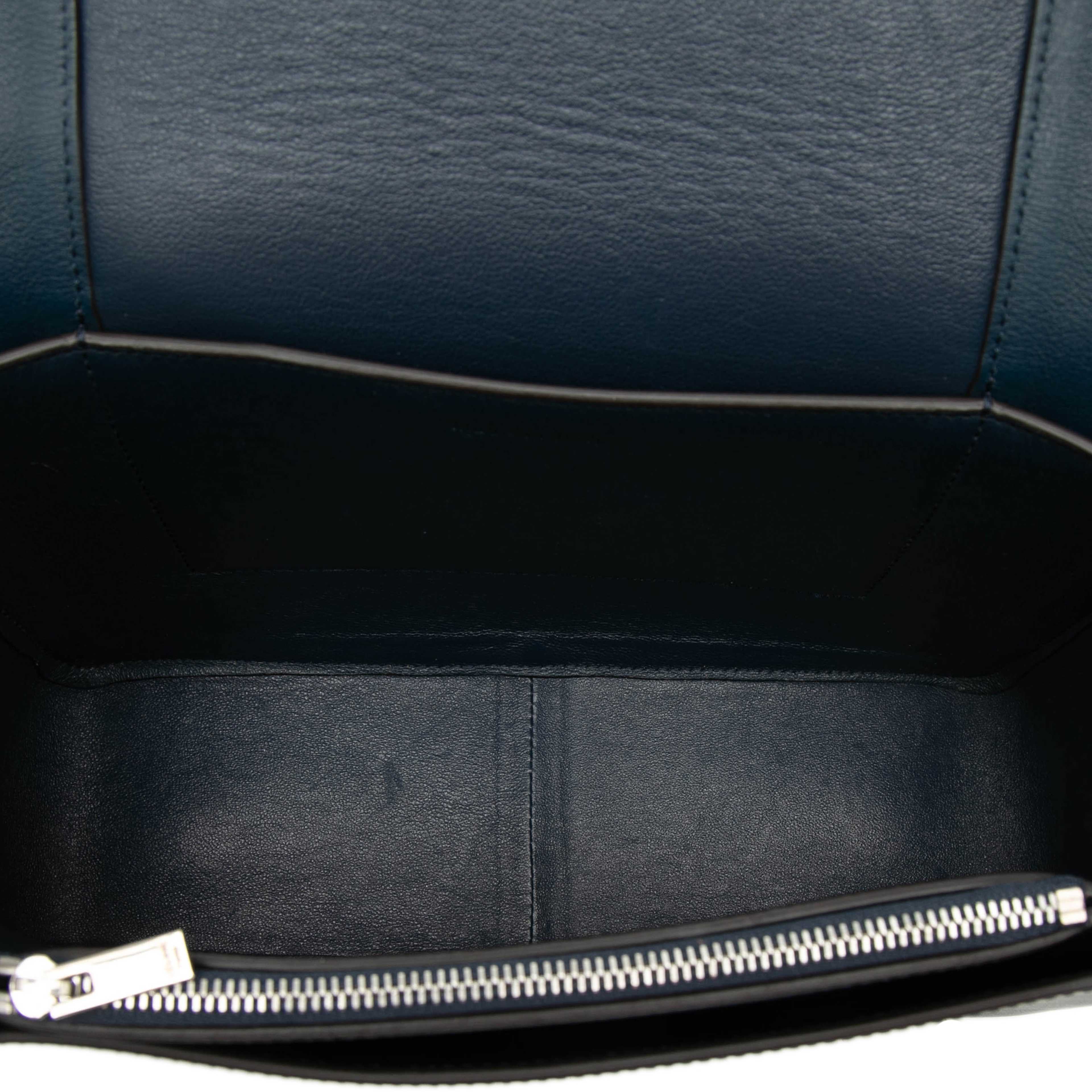 Celine Medium Shiny Smooth Calfskin Frame Shoulder Bag, från Luxclusif, i färgen navy. Klicka för att öppna bilden i stort format