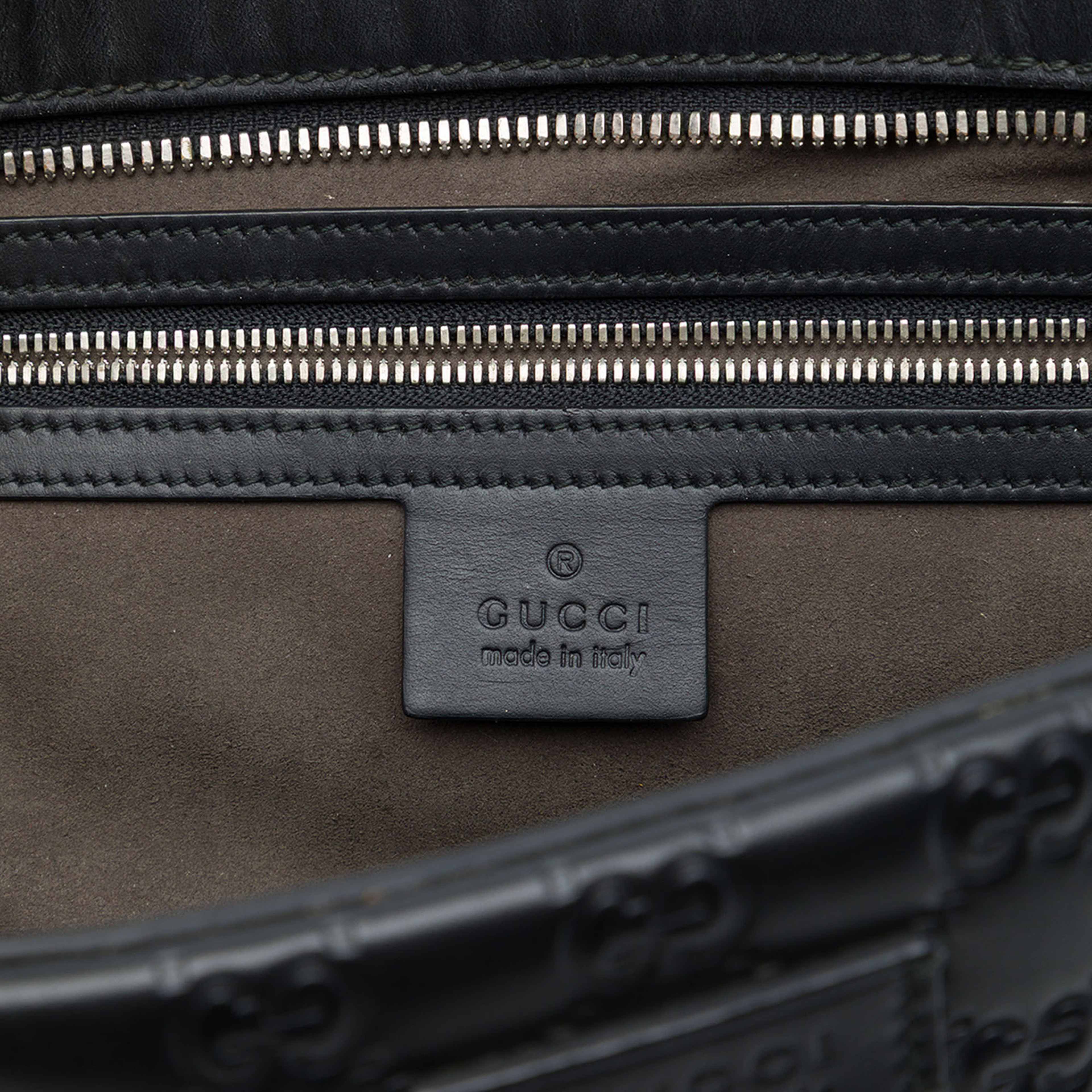 Gucci Guccissima Wristlet Clutch, från Luxclusif, i färgen svart. Klicka för att öppna bilden i stort format