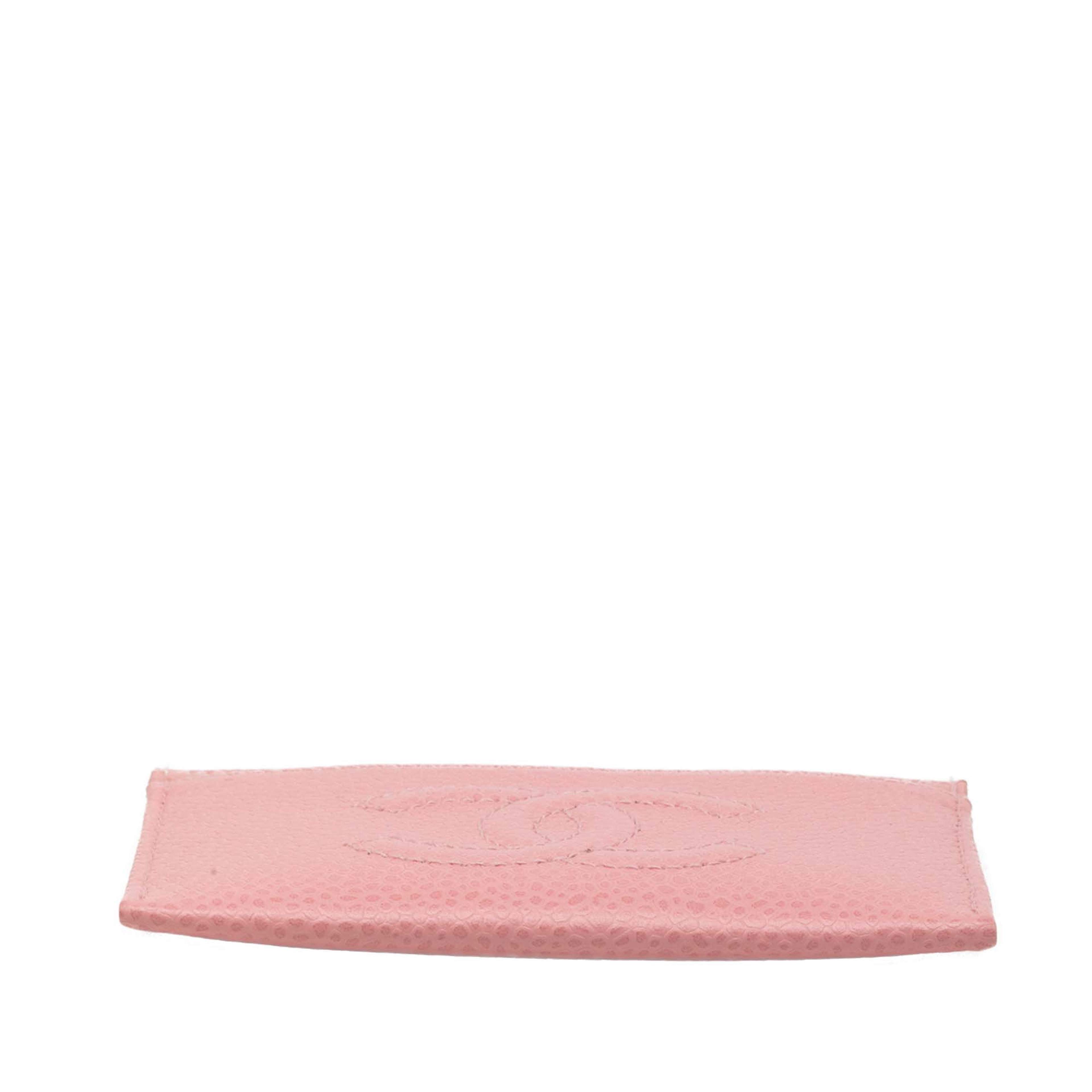Chanel Cc Caviar Card Holder, från Luxclusif, i färgen pink. Klicka för att öppna bilden i stort format