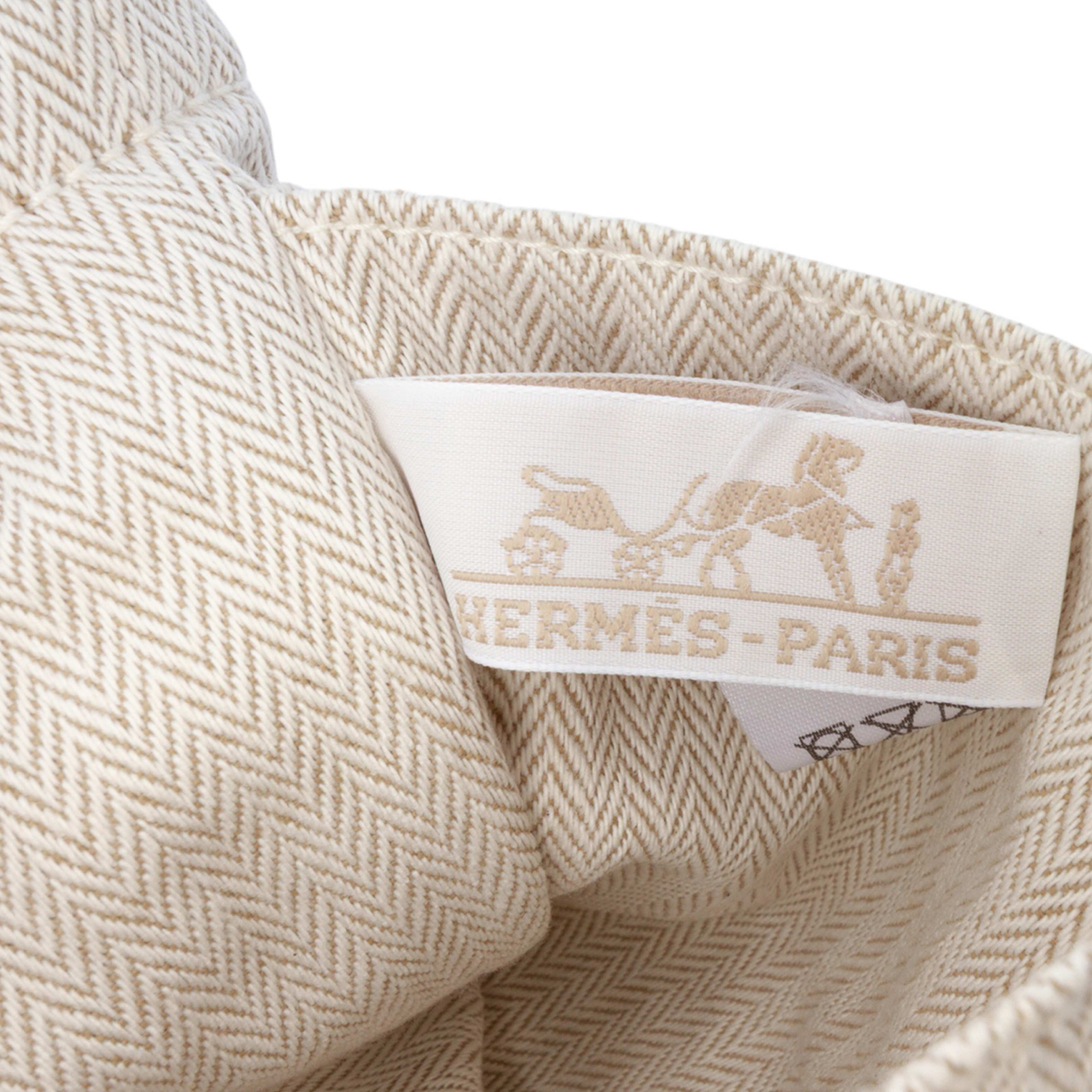 Hermès Toile And Barenia Fourbi 20 Pouch, från Luxclusif, i färgen beige. Klicka för att öppna bilden i stort format