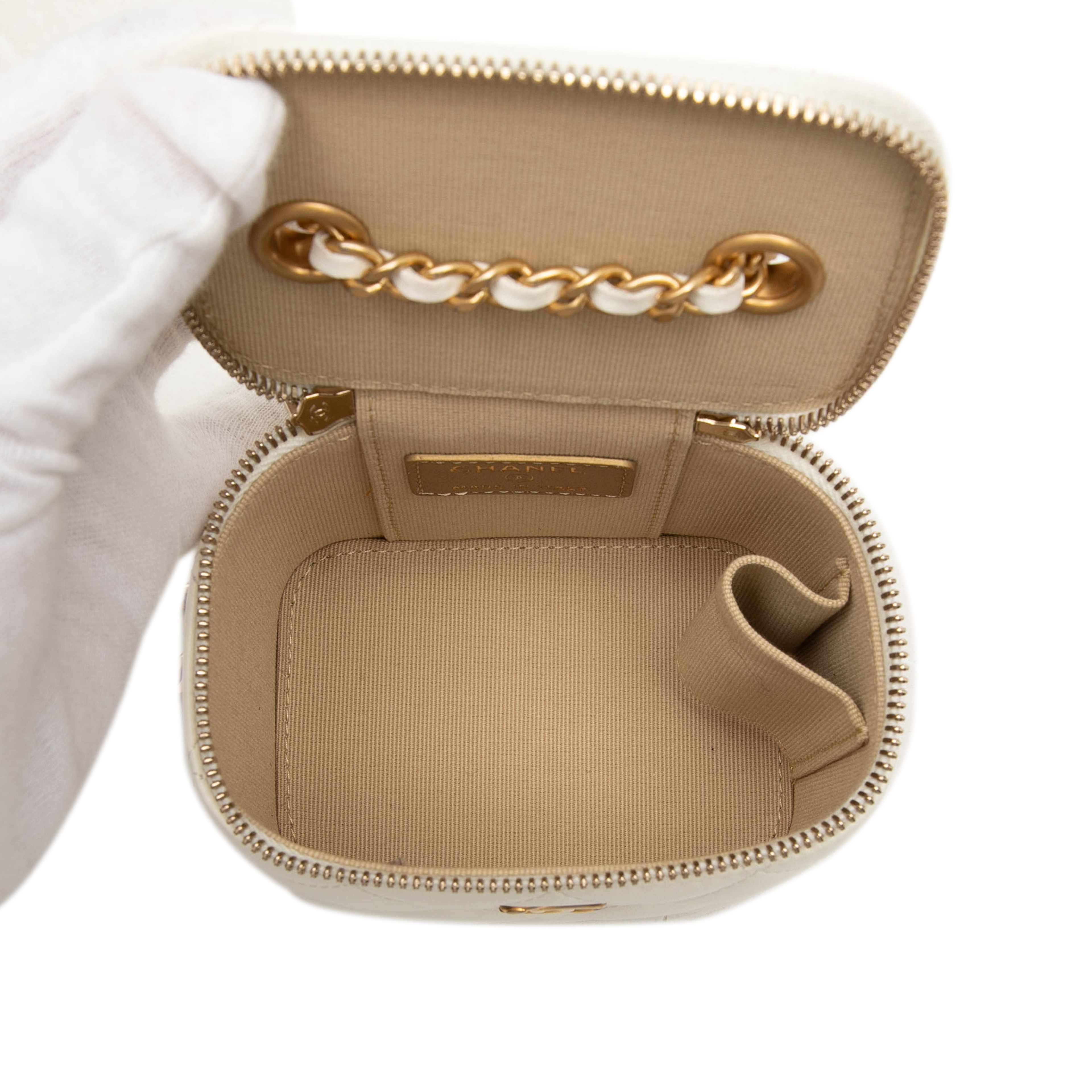 Chanel Mini Cc Quilted Lambskin Pearl Crush Vanity Case With Chain, från Luxclusif, i färgen vit. Klicka för att öppna bilden i stort format
