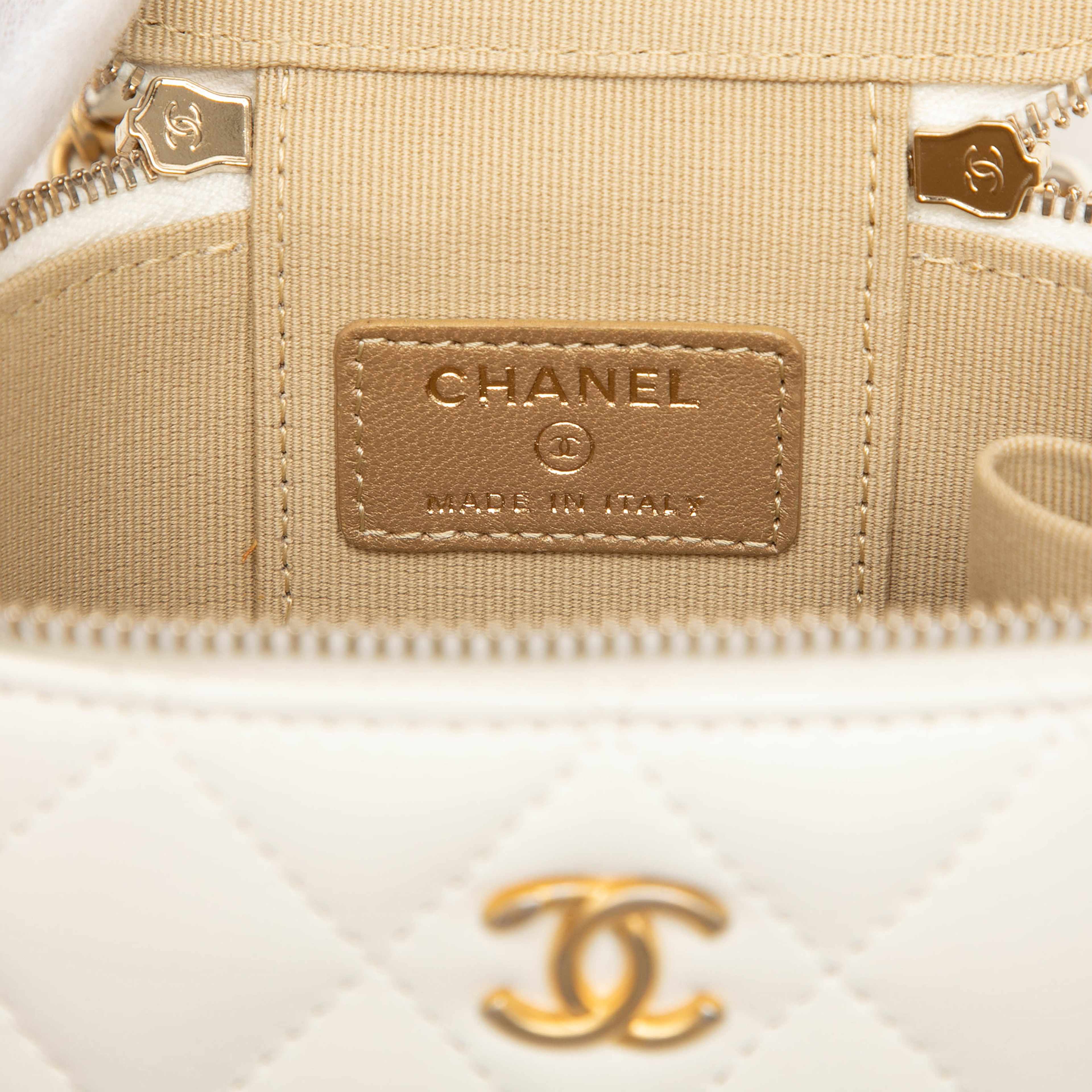 Chanel Mini Cc Quilted Lambskin Pearl Crush Vanity Case With Chain, från Luxclusif, i färgen vit. Klicka för att öppna bilden i stort format