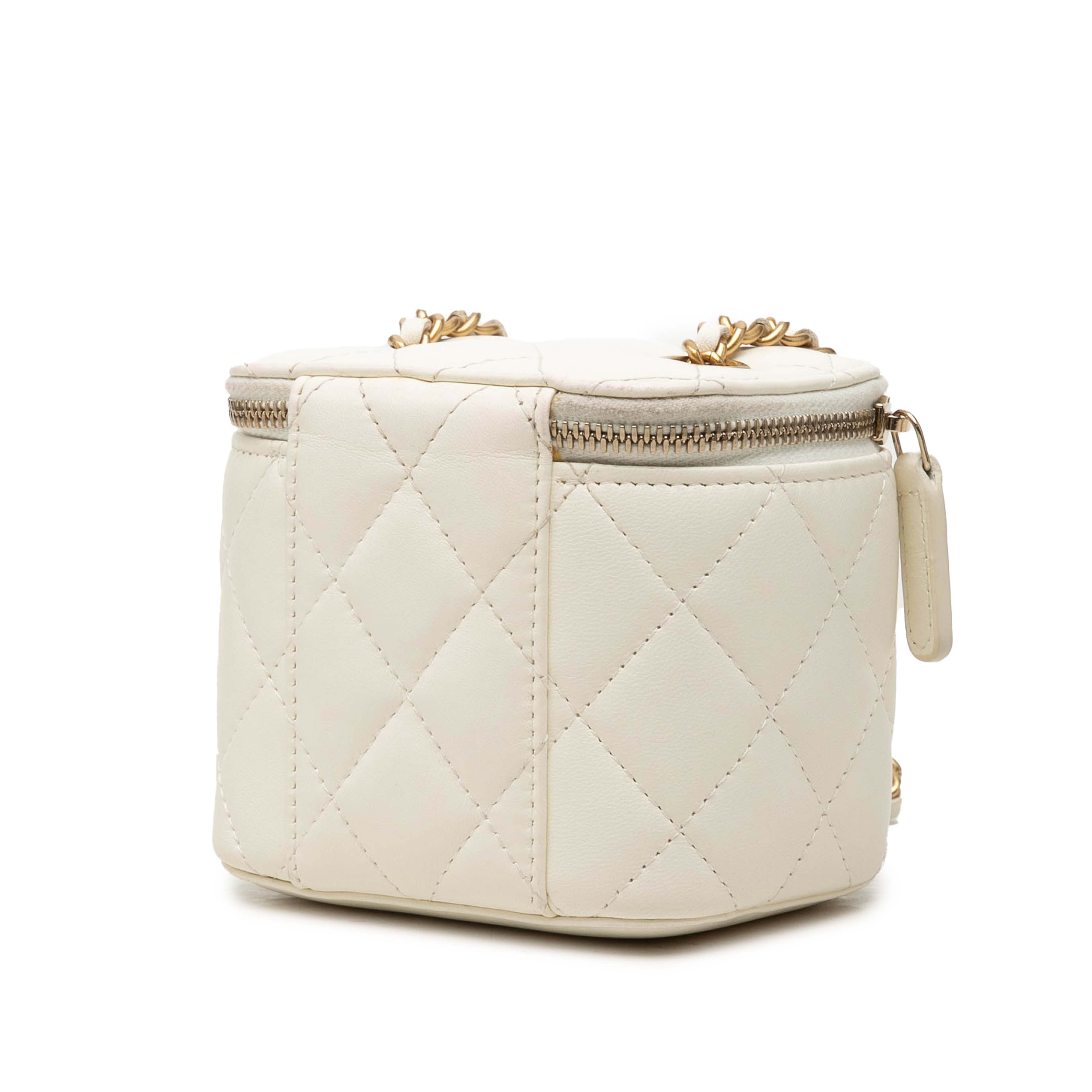 Chanel Mini Cc Quilted Lambskin Pearl Crush Vanity Case With Chain, från Luxclusif, i färgen vit. Klicka för att öppna bilden i stort format