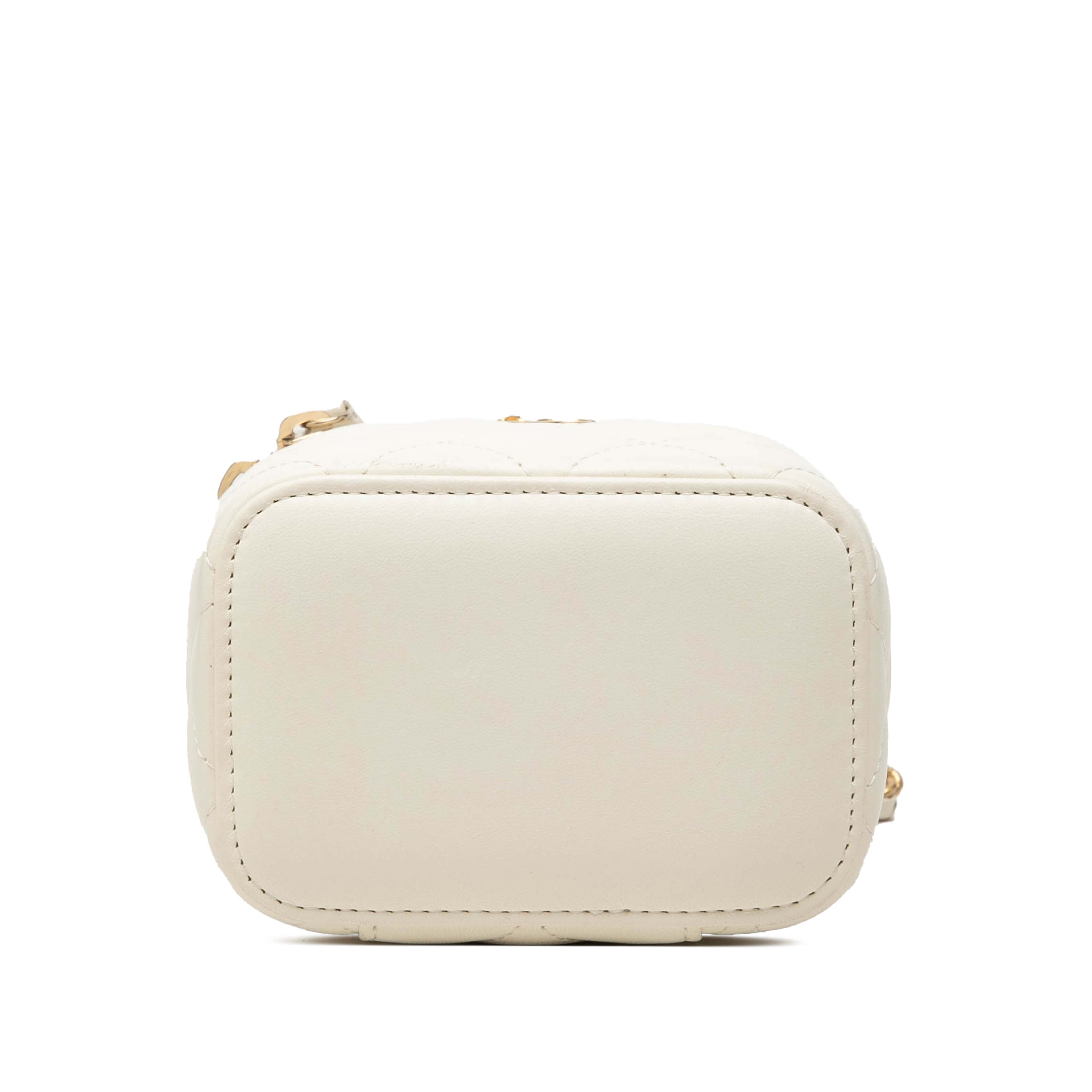 Chanel Mini Cc Quilted Lambskin Pearl Crush Vanity Case With Chain, från Luxclusif, i färgen vit. Klicka för att öppna bilden i stort format