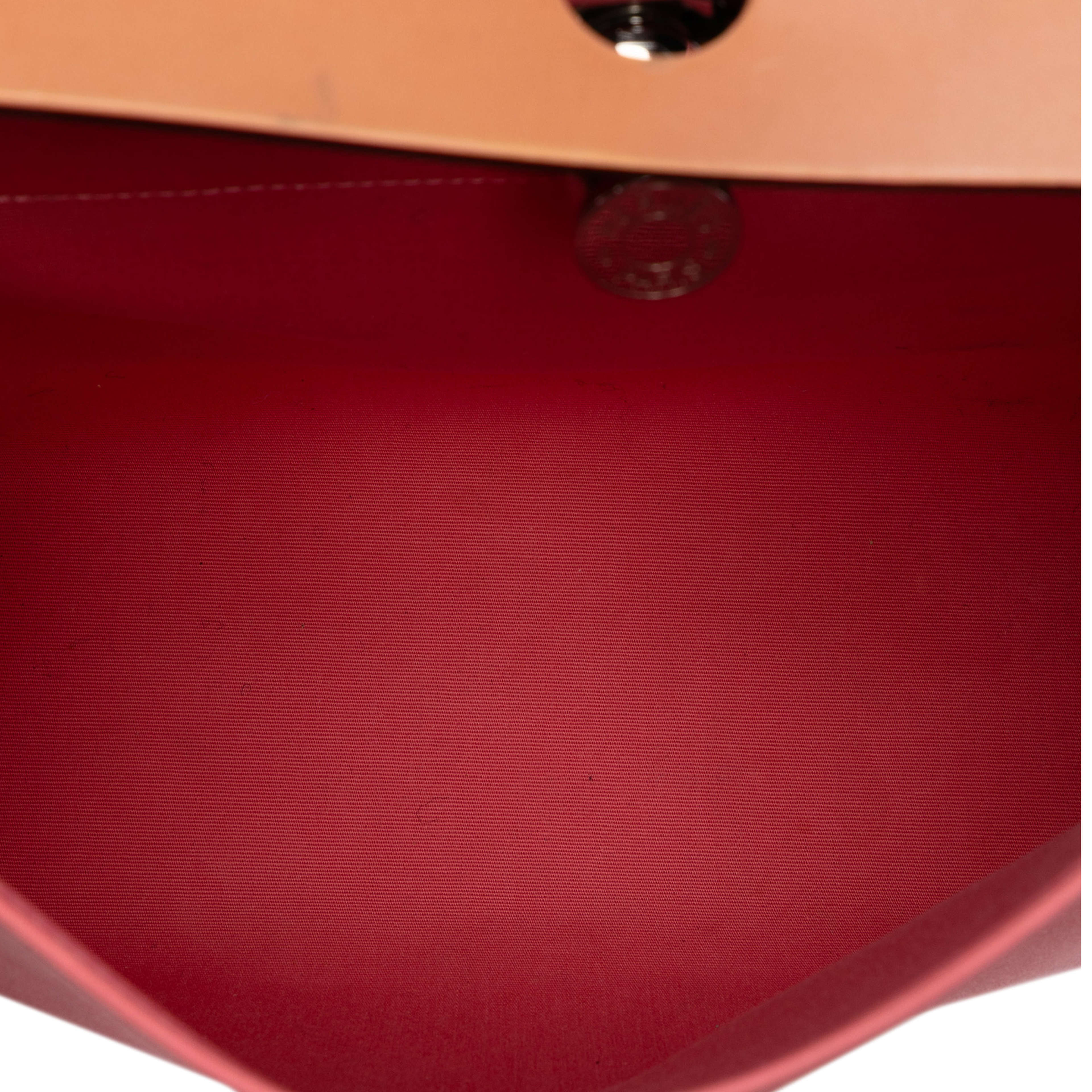 Hermès Toile Herbag Zip 31, från Luxclusif, i färgen salmon. Klicka för att öppna bilden i stort format