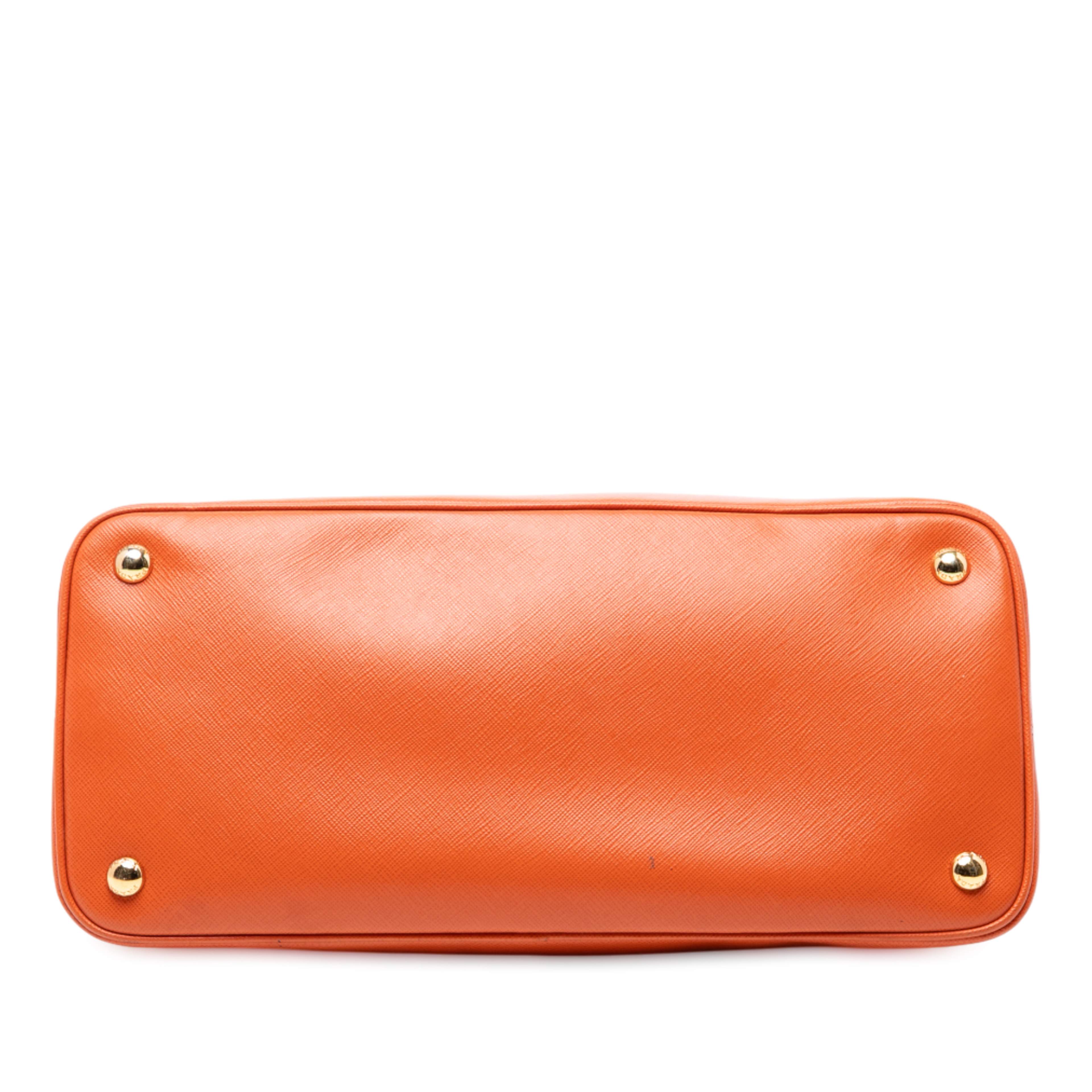 Prada Medium Saffiano Lux Open Promenade Satchel, från Luxclusif, i färgen dark orange. Klicka för att öppna bilden i stort format