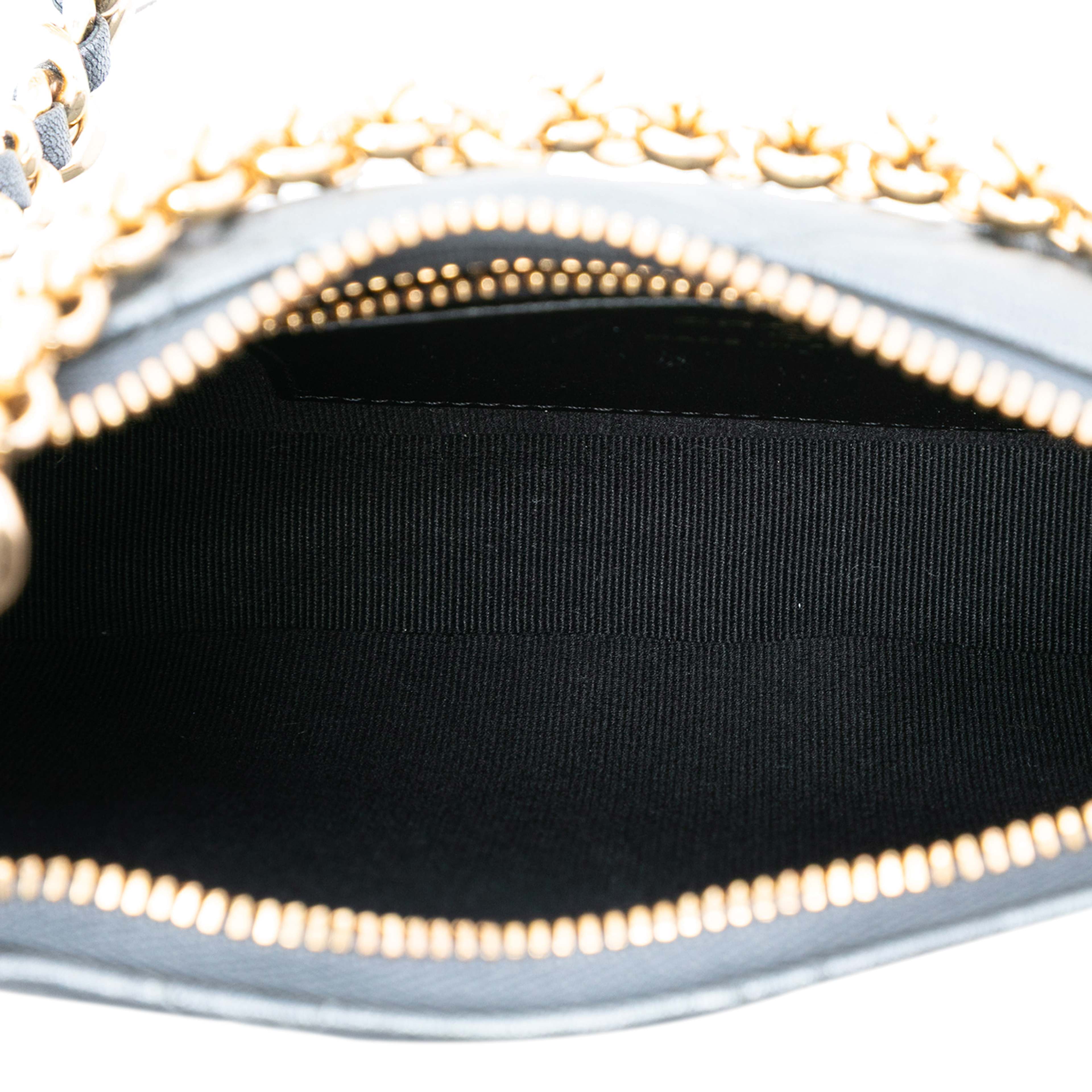 Chanel Cc Quilted Metallic Lambskin Logo Chain Satchel, från Luxclusif, i färgen gray. Klicka för att öppna bilden i stort format