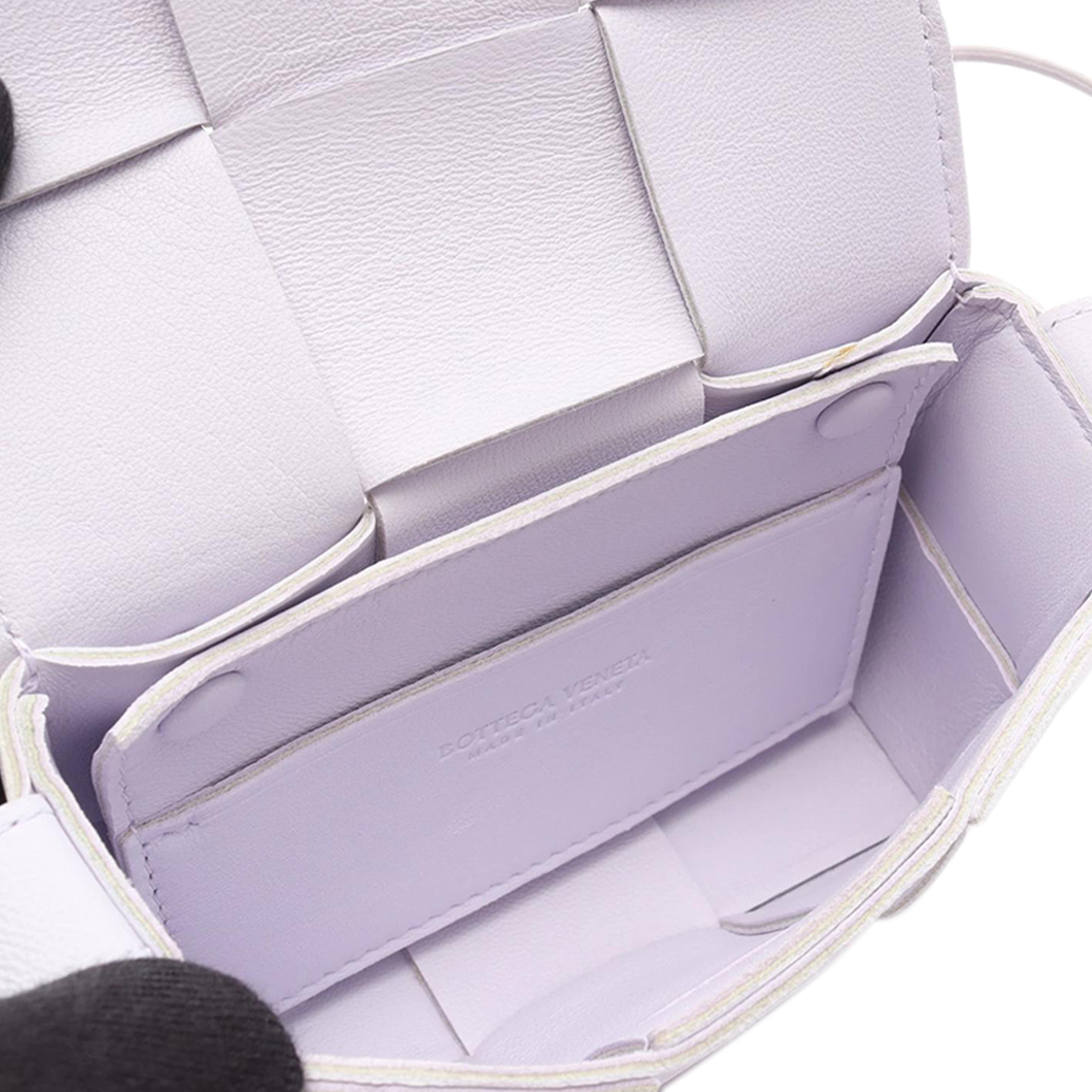 Bottega Veneta Candy Nappa Intrecciato Cassette Crossbody, från Luxclusif, i färgen purple. Klicka för att öppna bilden i stort format