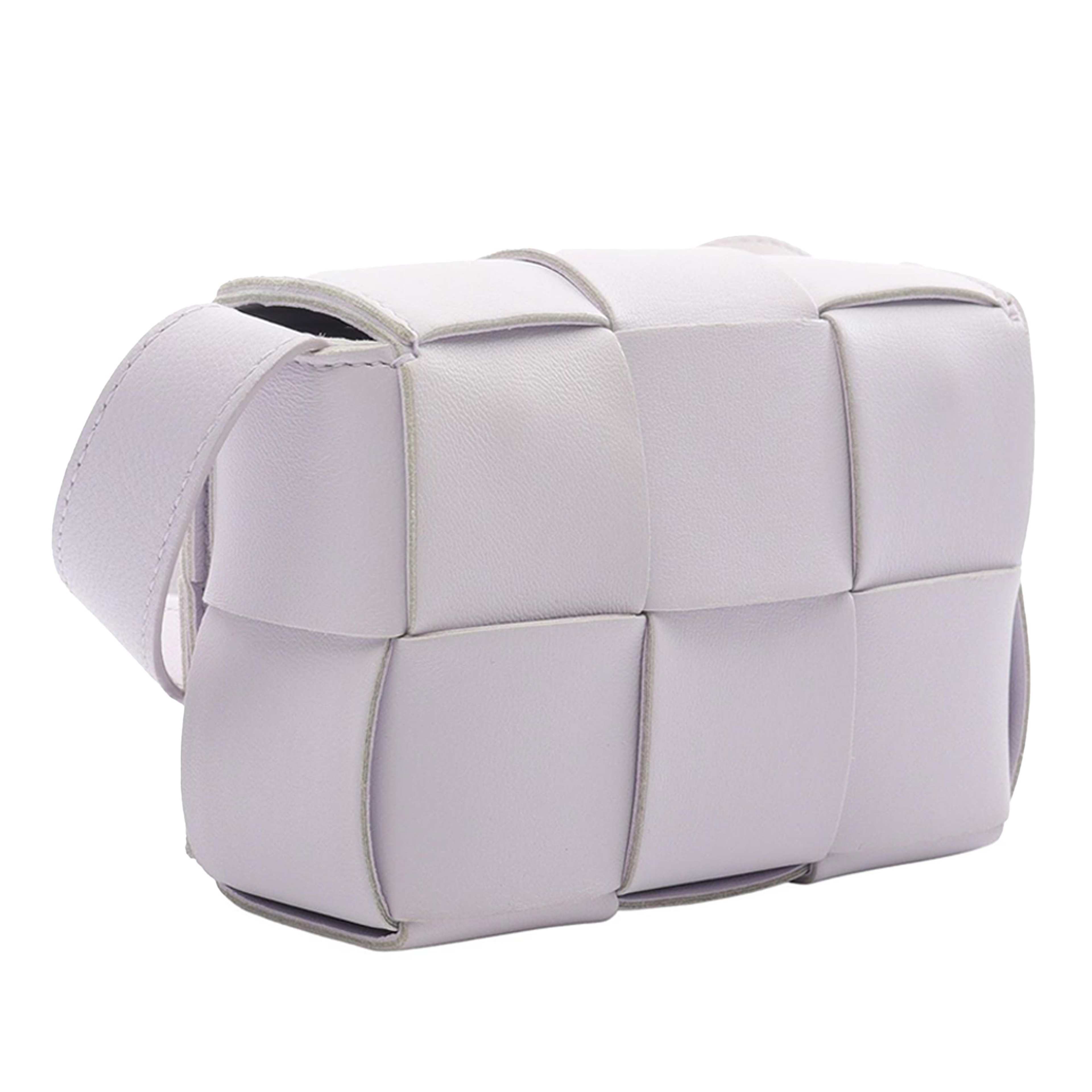 Bottega Veneta Candy Nappa Intrecciato Cassette Crossbody, från Luxclusif, i färgen purple. Klicka för att öppna bilden i stort format