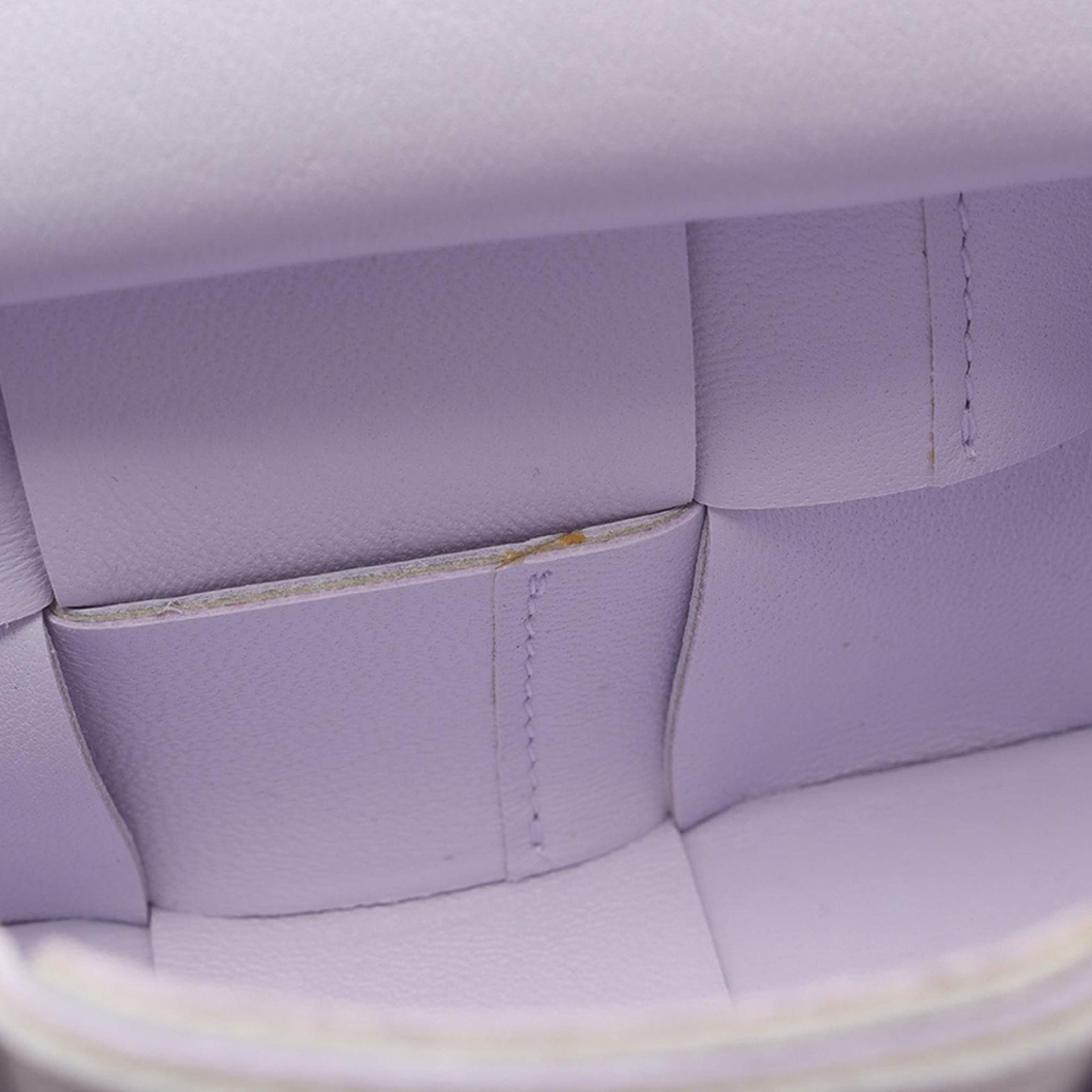 Bottega Veneta Candy Nappa Intrecciato Cassette Crossbody, från Luxclusif, i färgen purple. Klicka för att öppna bilden i stort format