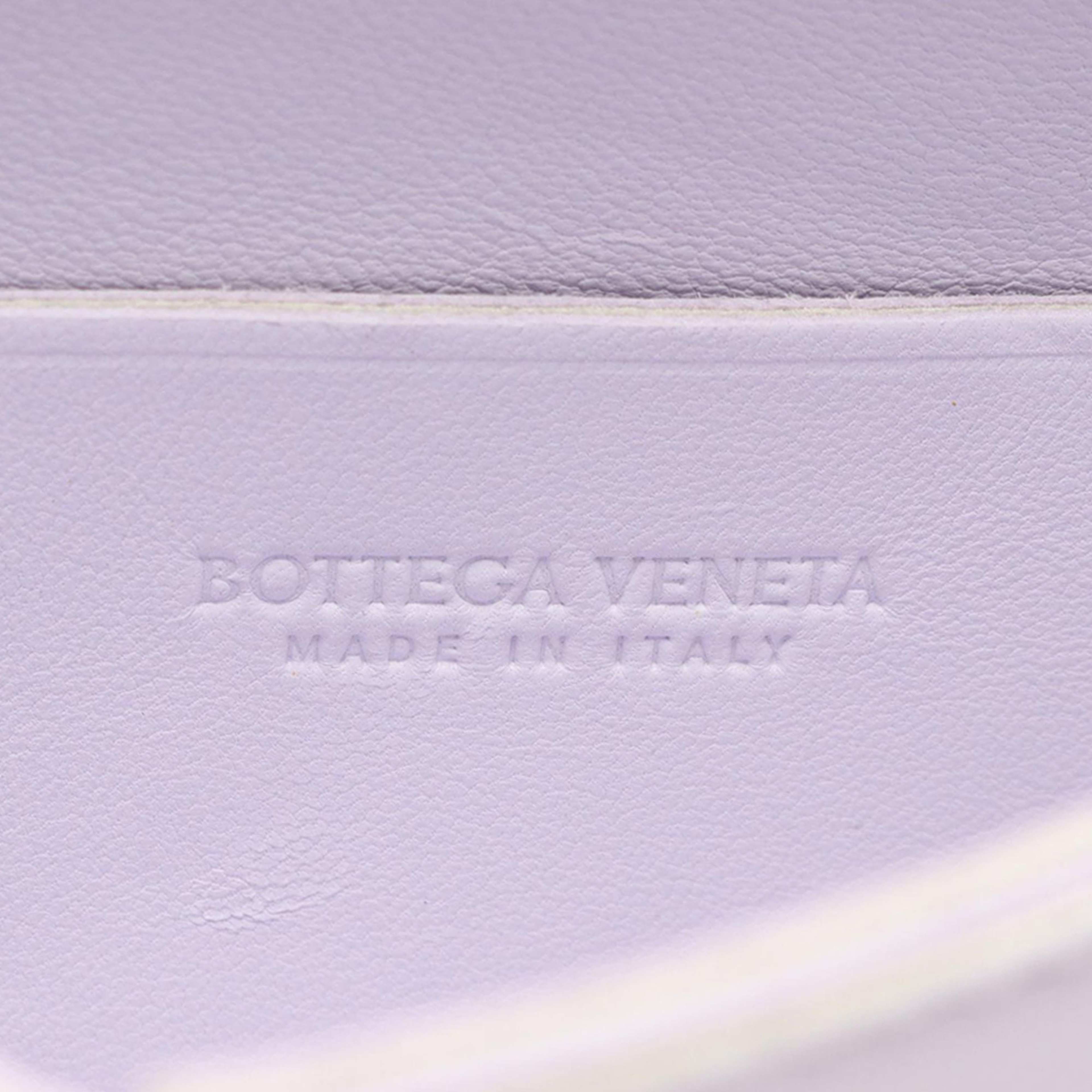 Bottega Veneta Candy Nappa Intrecciato Cassette Crossbody, från Luxclusif, i färgen purple. Klicka för att öppna bilden i stort format