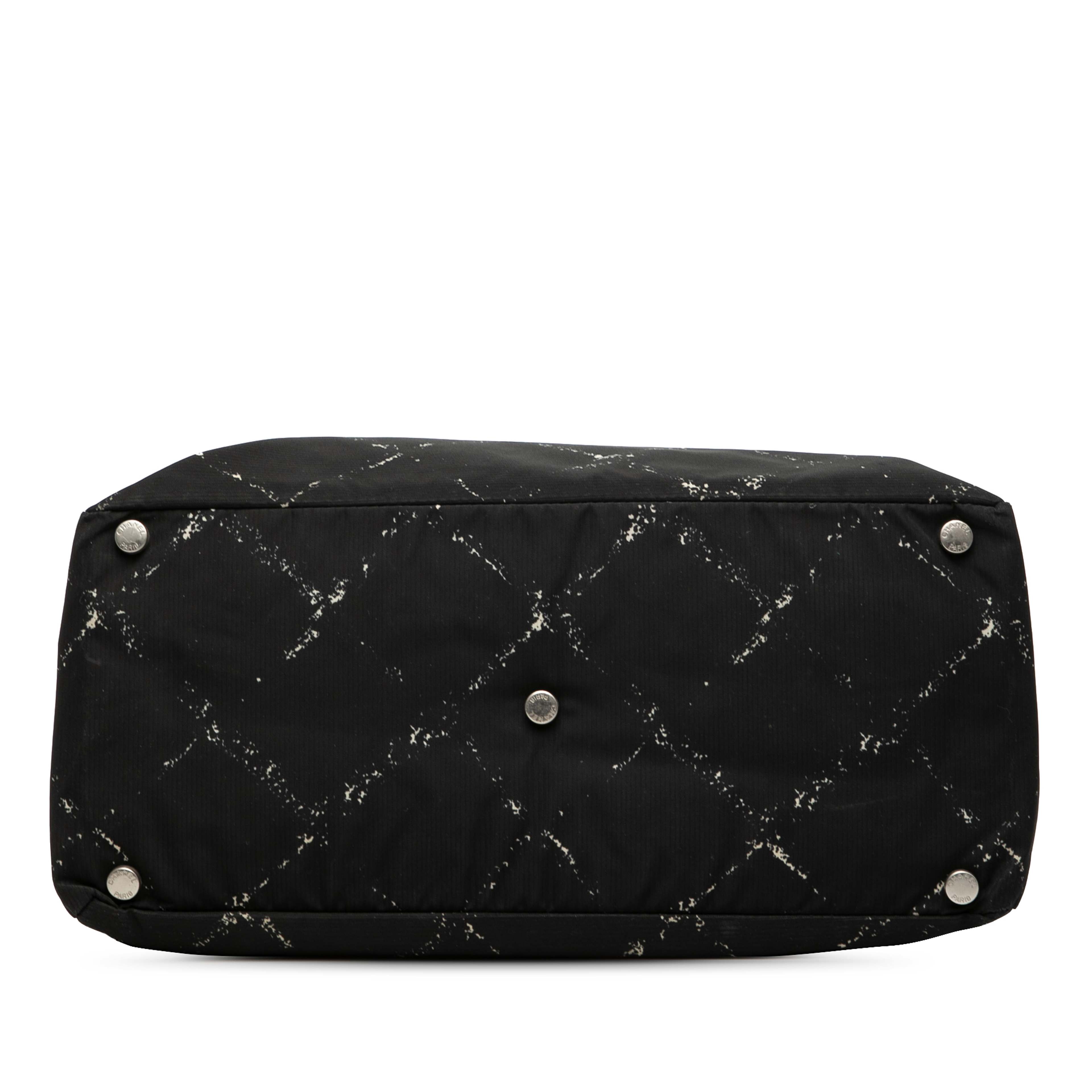 Chanel Old Travel Line Nylon Tote, från Luxclusif, i färgen black. Klicka för att öppna bilden i stort format