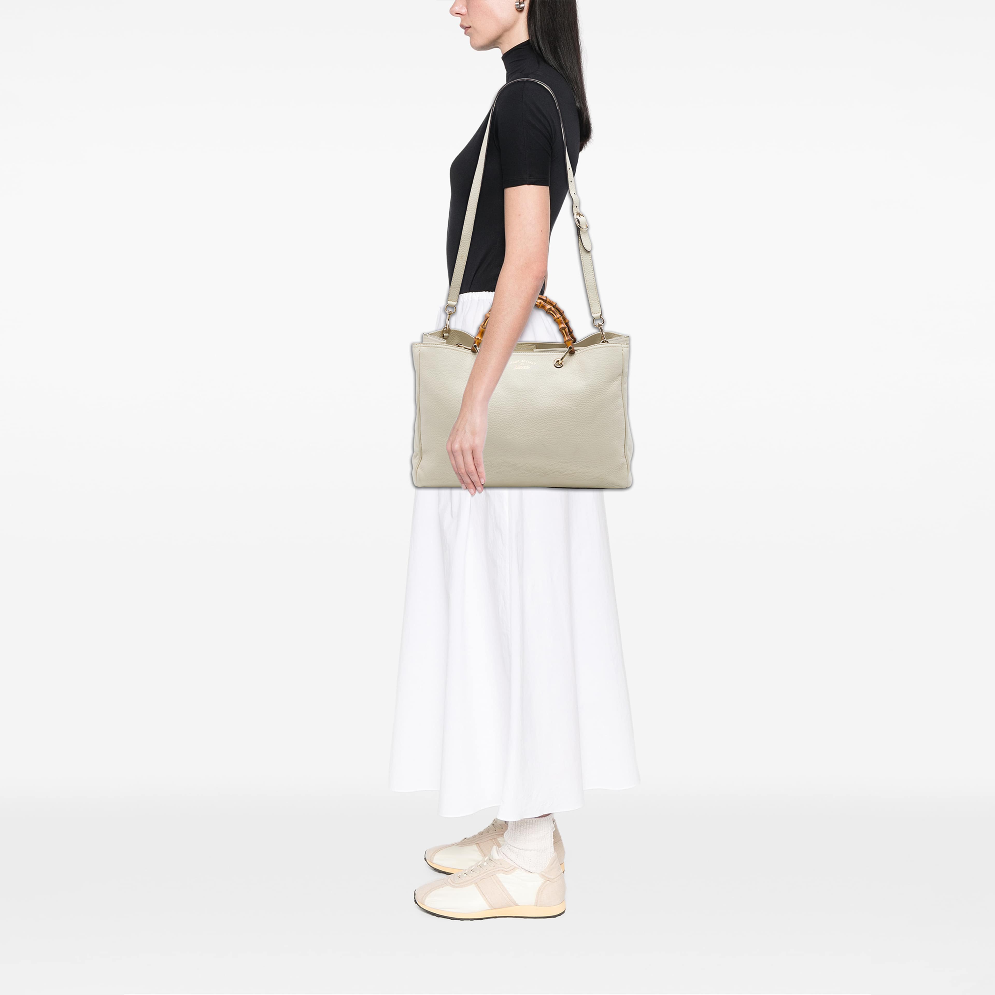 Gucci Large Calfskin Bamboo Shopper Satchel, från Luxclusif, i färgen vit. Klicka för att öppna bilden i stort format