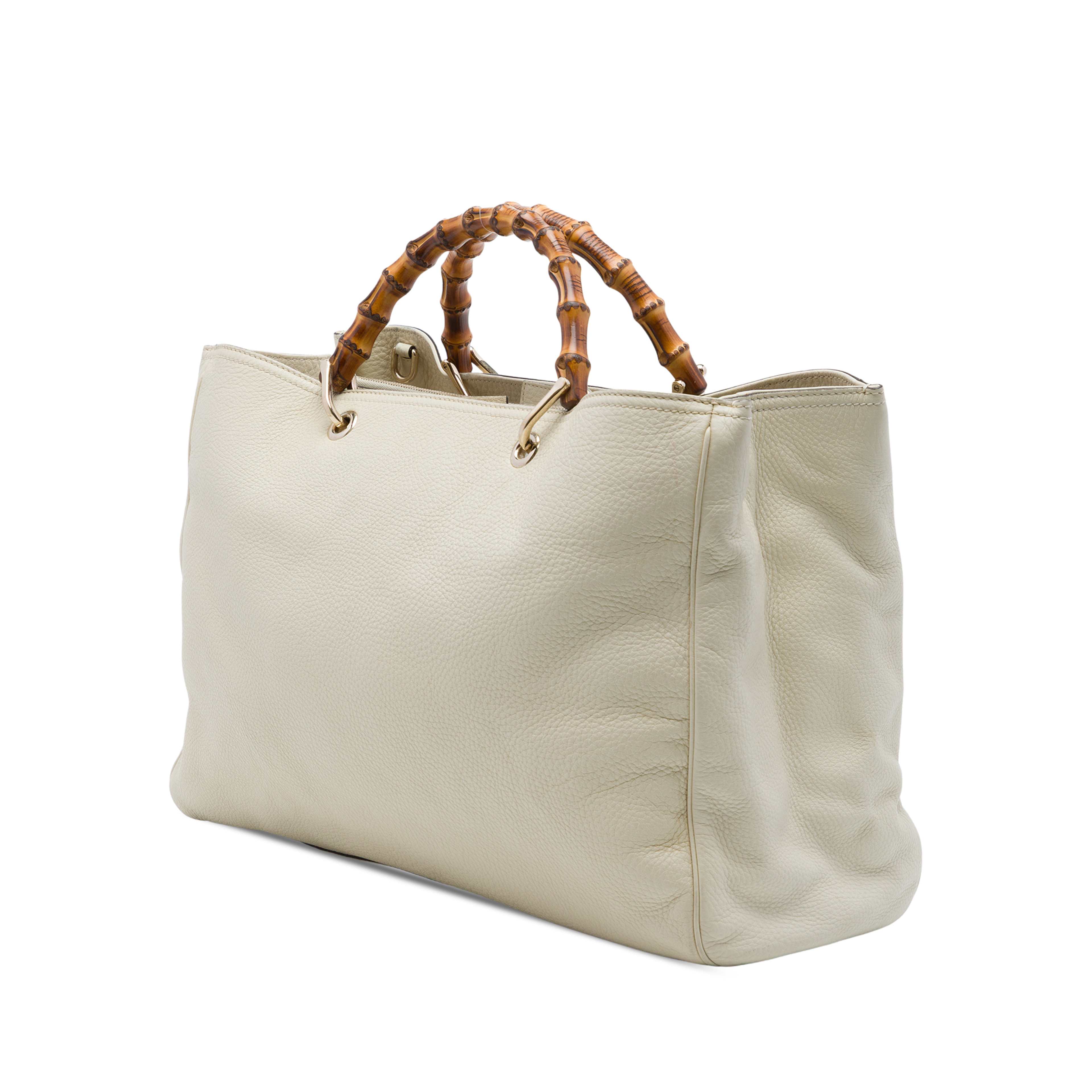 Gucci Large Calfskin Bamboo Shopper Satchel, från Luxclusif, i färgen vit. Klicka för att öppna bilden i stort format