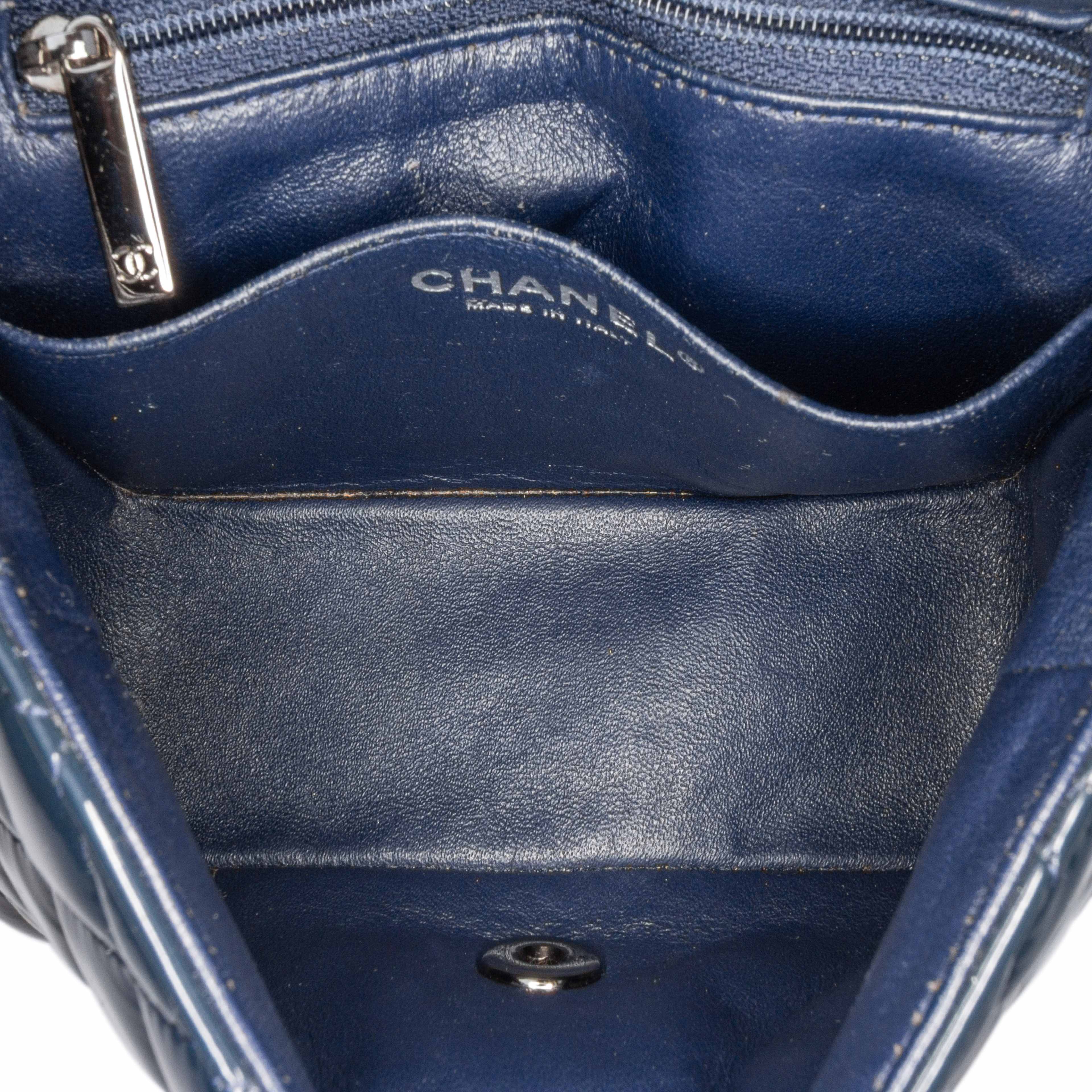 Chanel Mini Square Classic Patent Single Flap, från Luxclusif, i färgen navy. Klicka för att öppna bilden i stort format