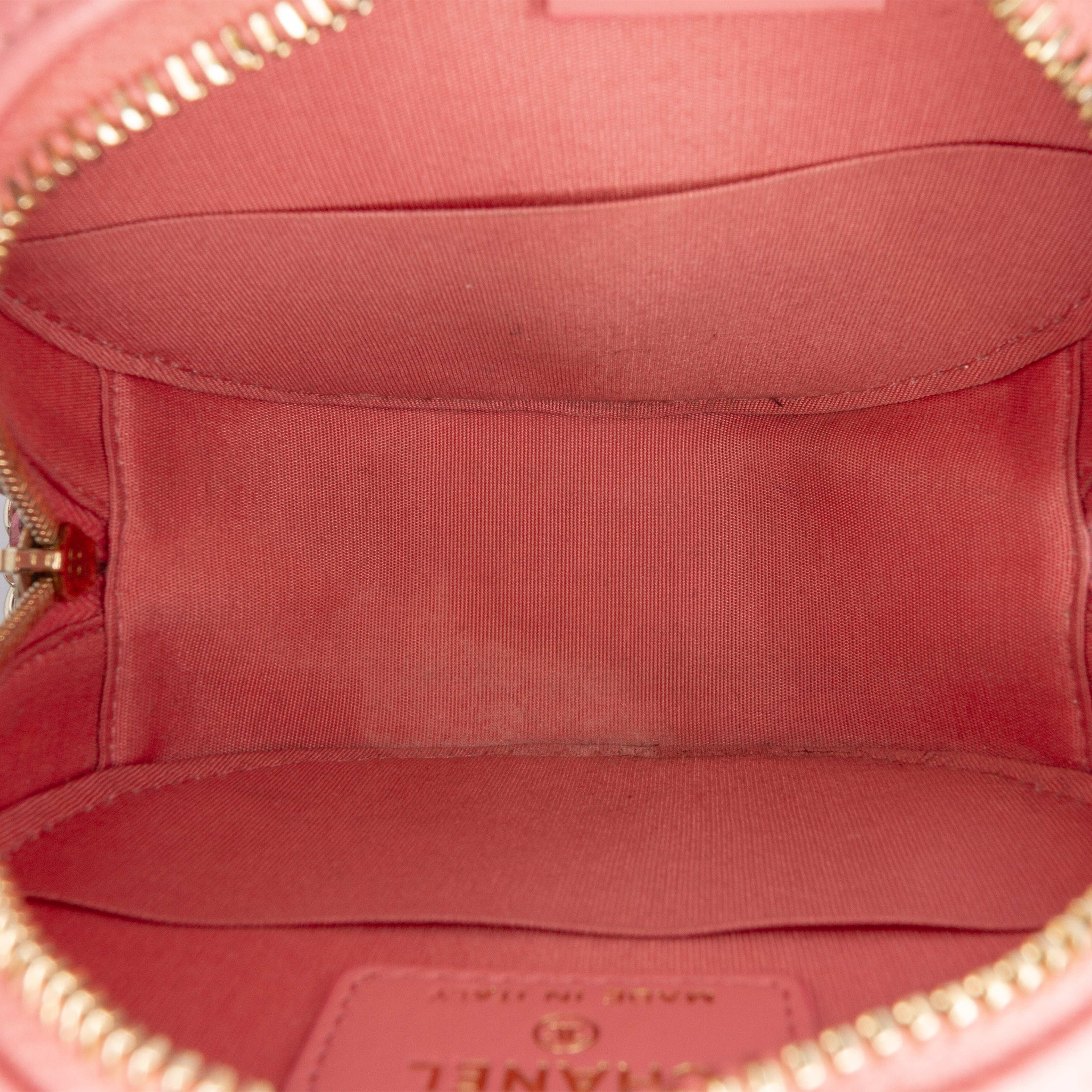 Chanel Cc Embossed Caviar Camellia Round Clutch With Chain, från Luxclusif, i färgen pink. Klicka för att öppna bilden i stort format
