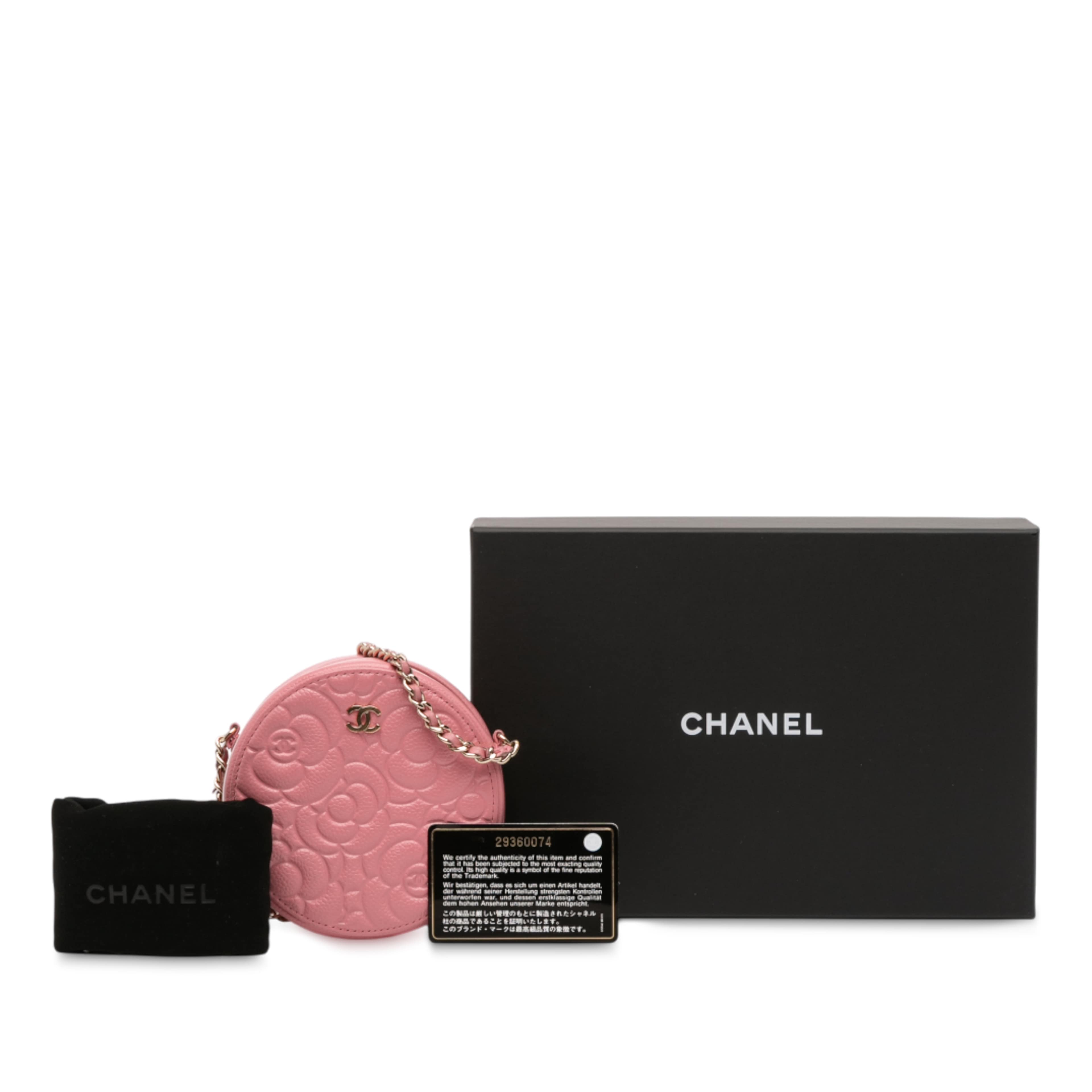 Chanel Cc Embossed Caviar Camellia Round Clutch With Chain, från Luxclusif, i färgen rosa. Klicka för att öppna bilden i stort format
