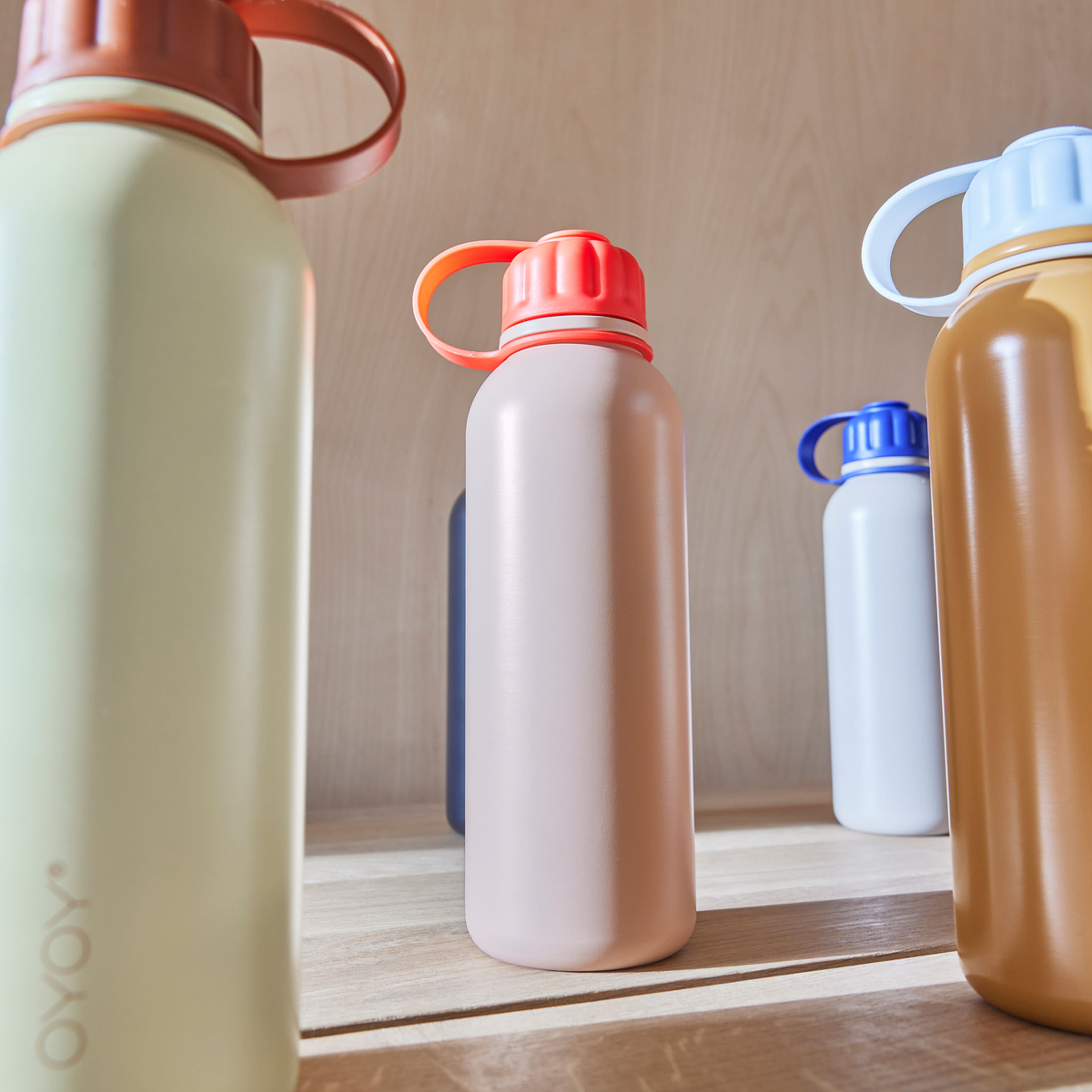 Pullo Bottle, från OYOY Living, i färgen coral/cherryred. Klicka för att öppna bilden i stort format