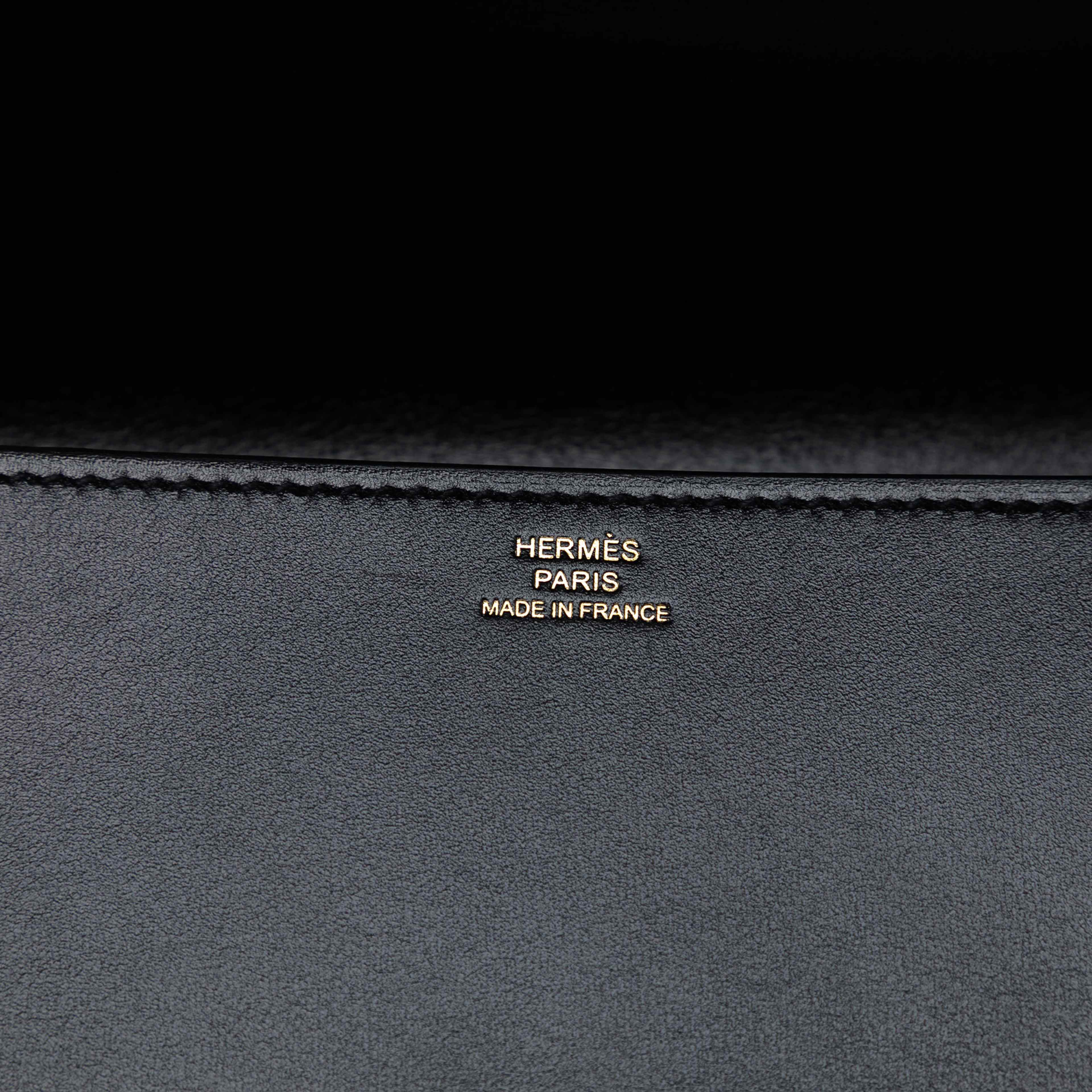 Hermès Tadelakt Medor Clutch 23, från Luxclusif, i färgen black. Klicka för att öppna bilden i stort format