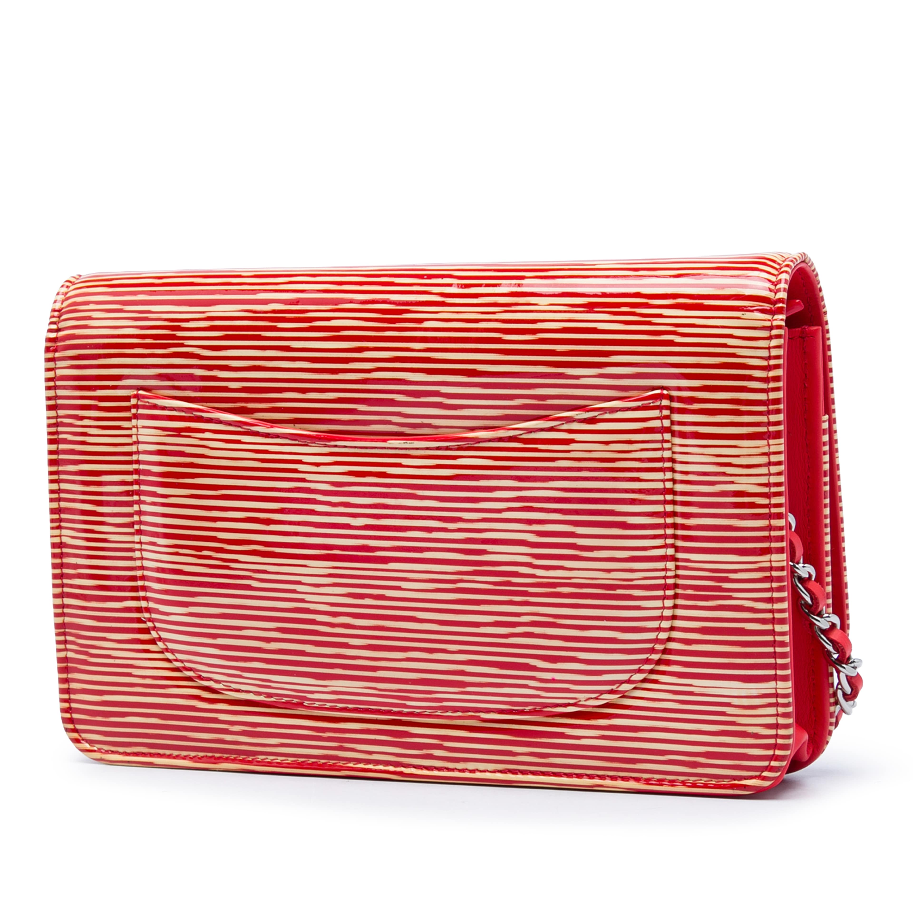 Chanel Cc Striped Patent Wallet On Chain, från Luxclusif, i färgen röd. Klicka för att öppna bilden i stort format