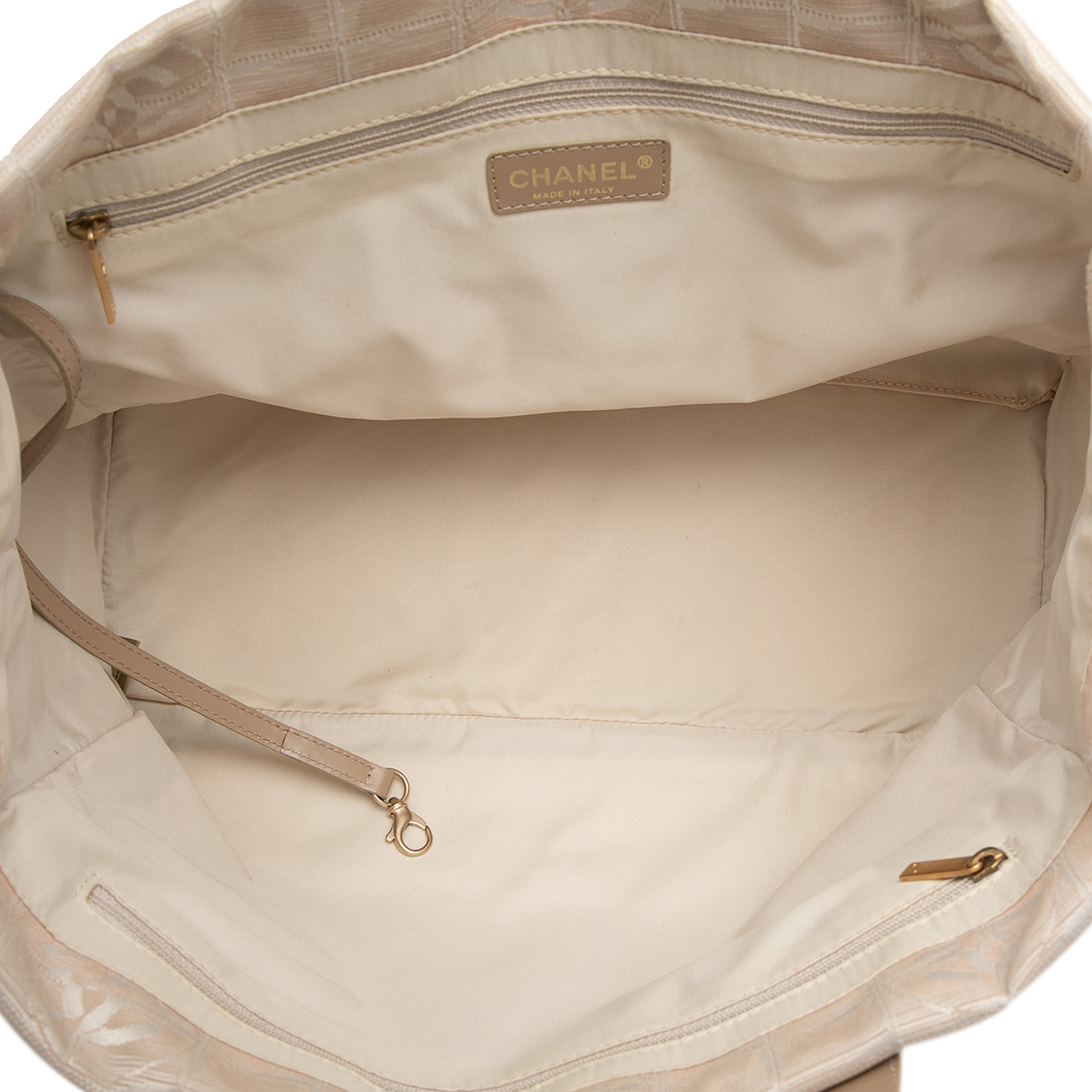 Chanel New Travel Line Nylon Tote, från Luxclusif, i färgen light beige. Klicka för att öppna bilden i stort format