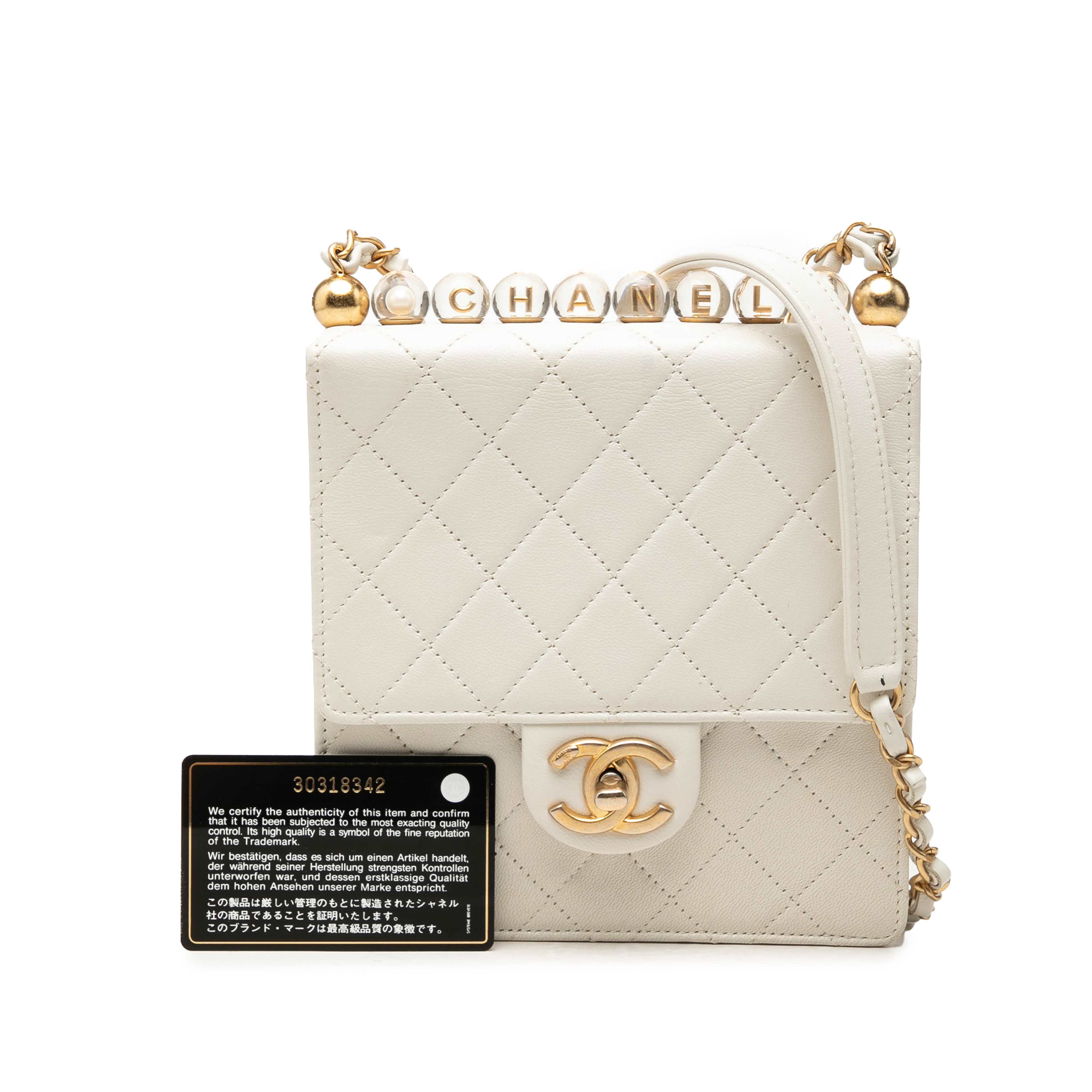 Chanel Small Lambskin Chic Pearls Flap, från Luxclusif, i färgen vit. Klicka för att öppna bilden i stort format