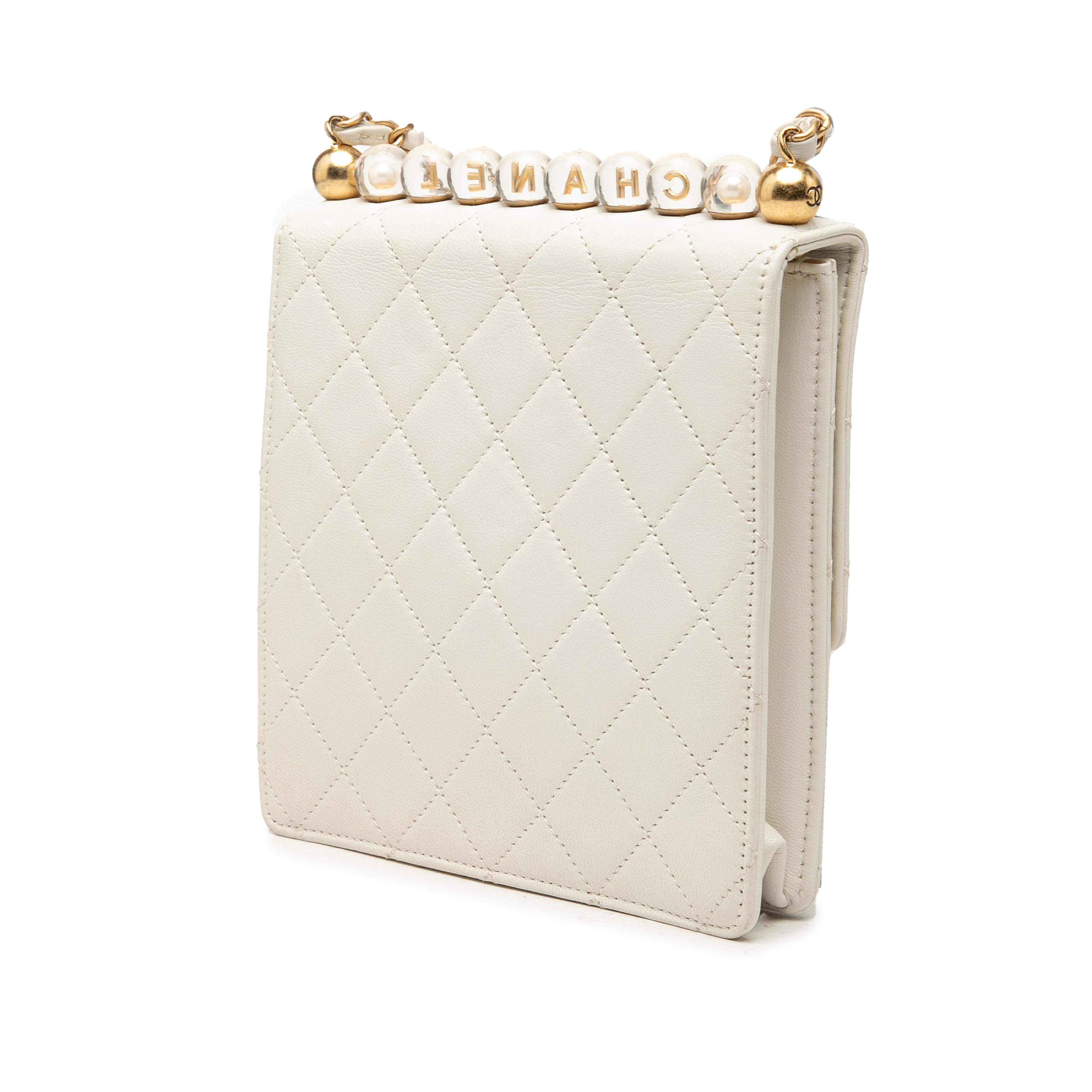 Chanel Small Lambskin Chic Pearls Flap, från Luxclusif, i färgen vit. Klicka för att öppna bilden i stort format