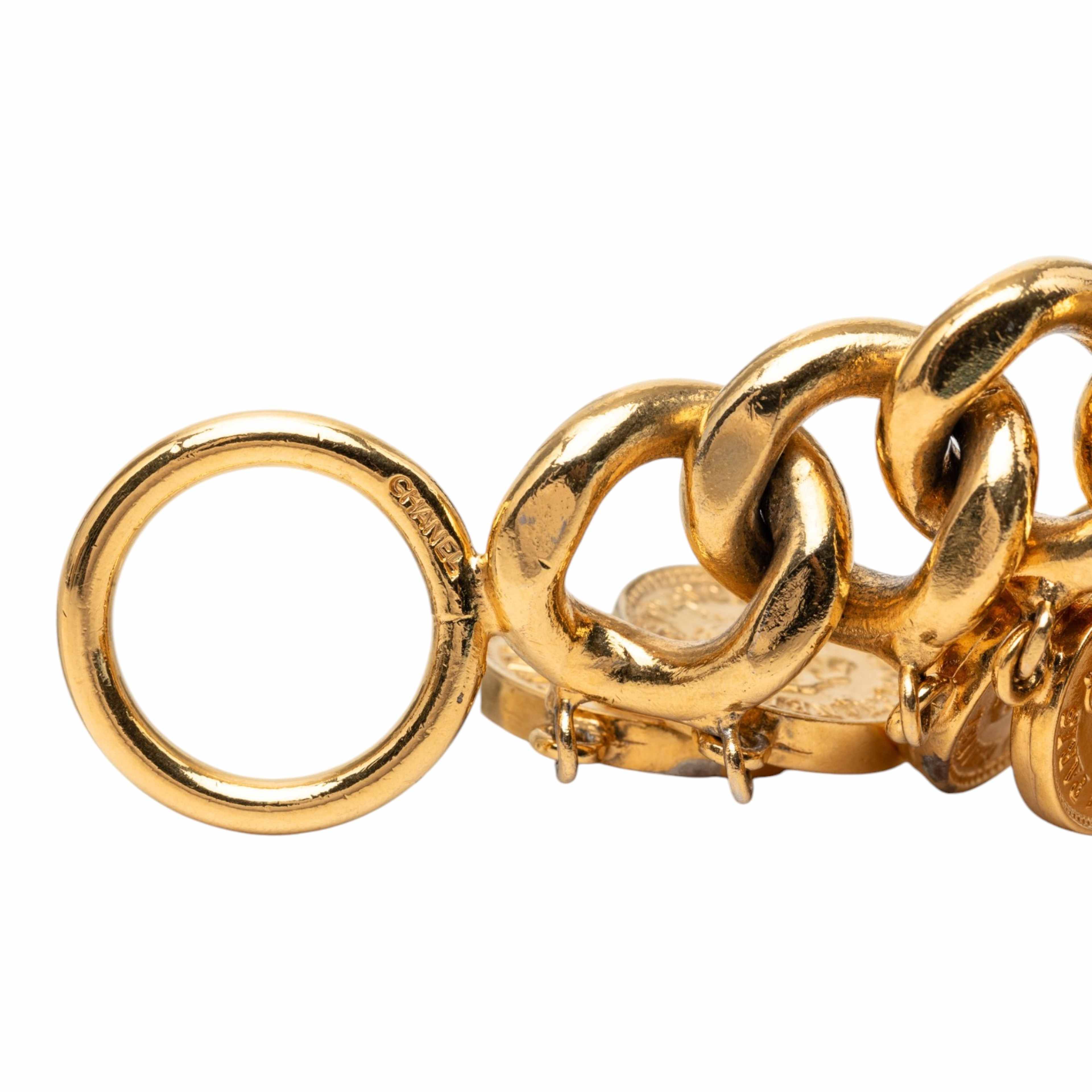 Chanel Cc Gold Plated Coins Charm Bracelet, från Luxclusif, i färgen gold. Klicka för att öppna bilden i stort format