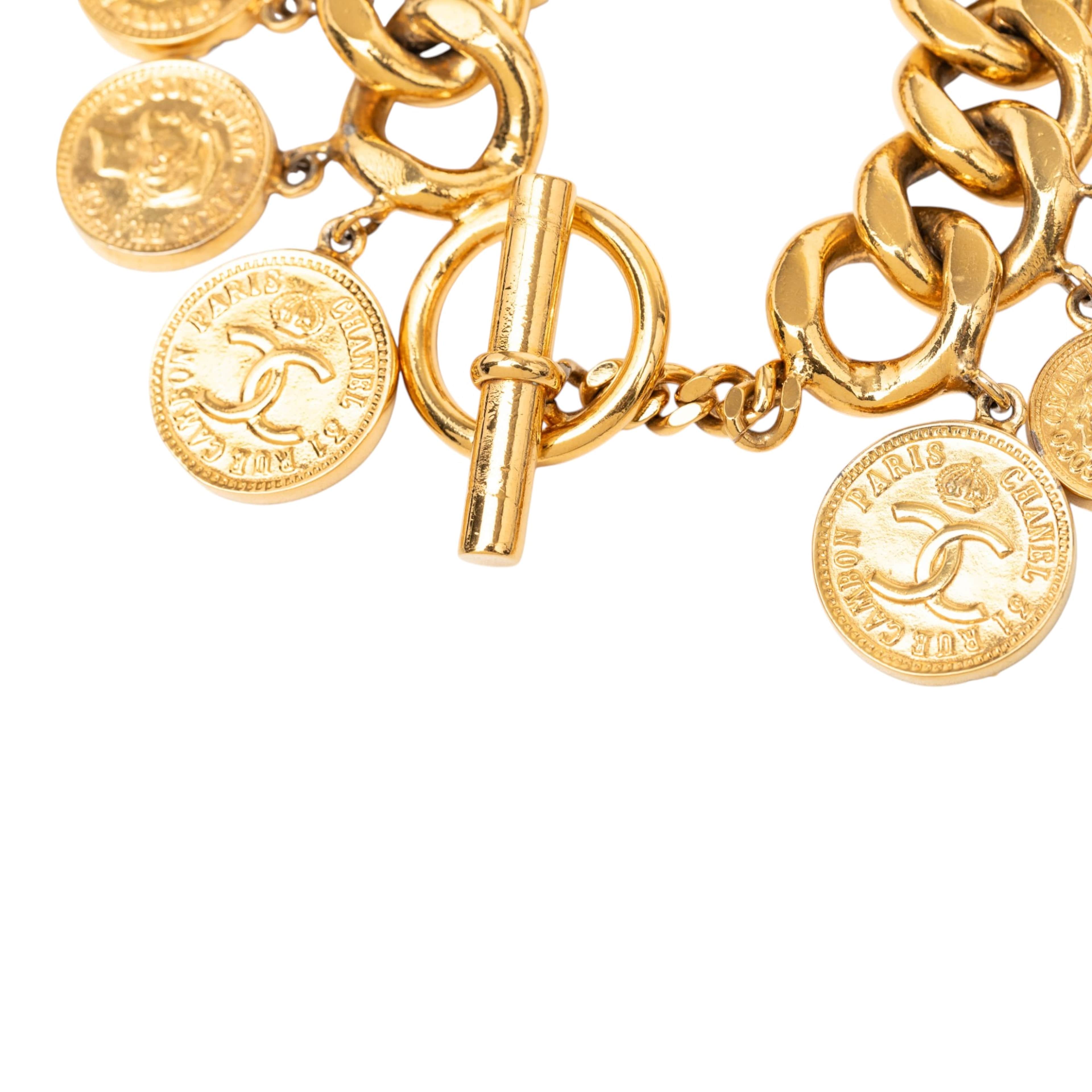 Chanel Cc Gold Plated Coins Charm Bracelet, från Luxclusif, i färgen gold. Klicka för att öppna bilden i stort format
