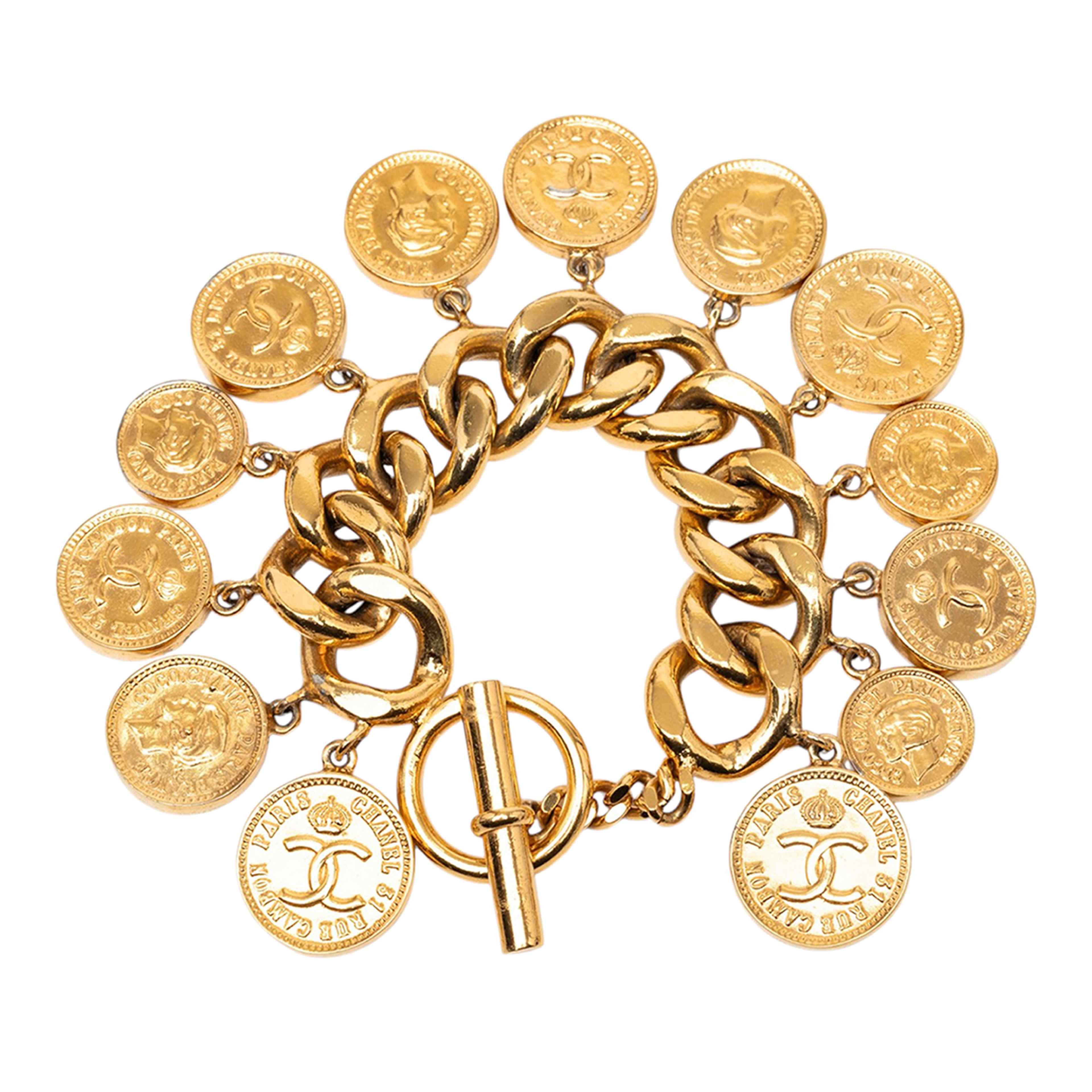 Chanel Cc Gold Plated Coins Charm Bracelet, från Luxclusif, i färgen gold. Klicka för att öppna bilden i stort format