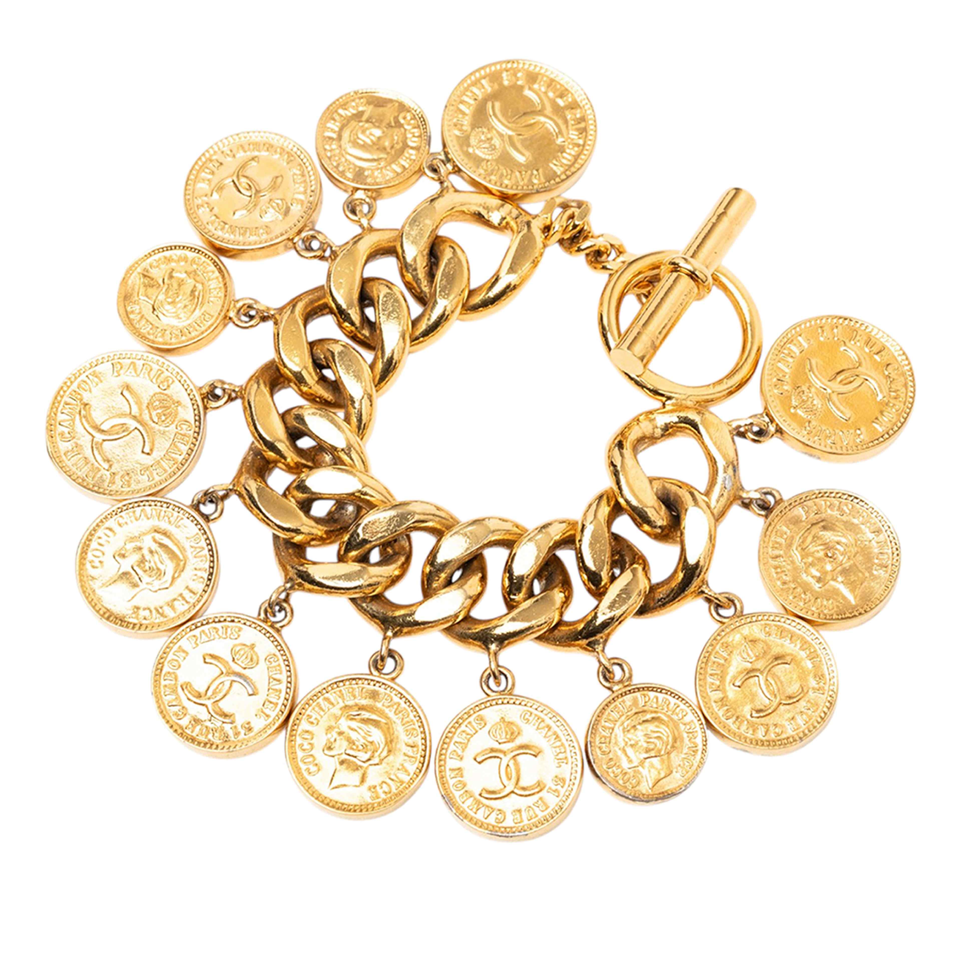 Chanel Cc Gold Plated Coins Charm Bracelet, från Luxclusif, i färgen guld. Klicka för att öppna bilden i stort format