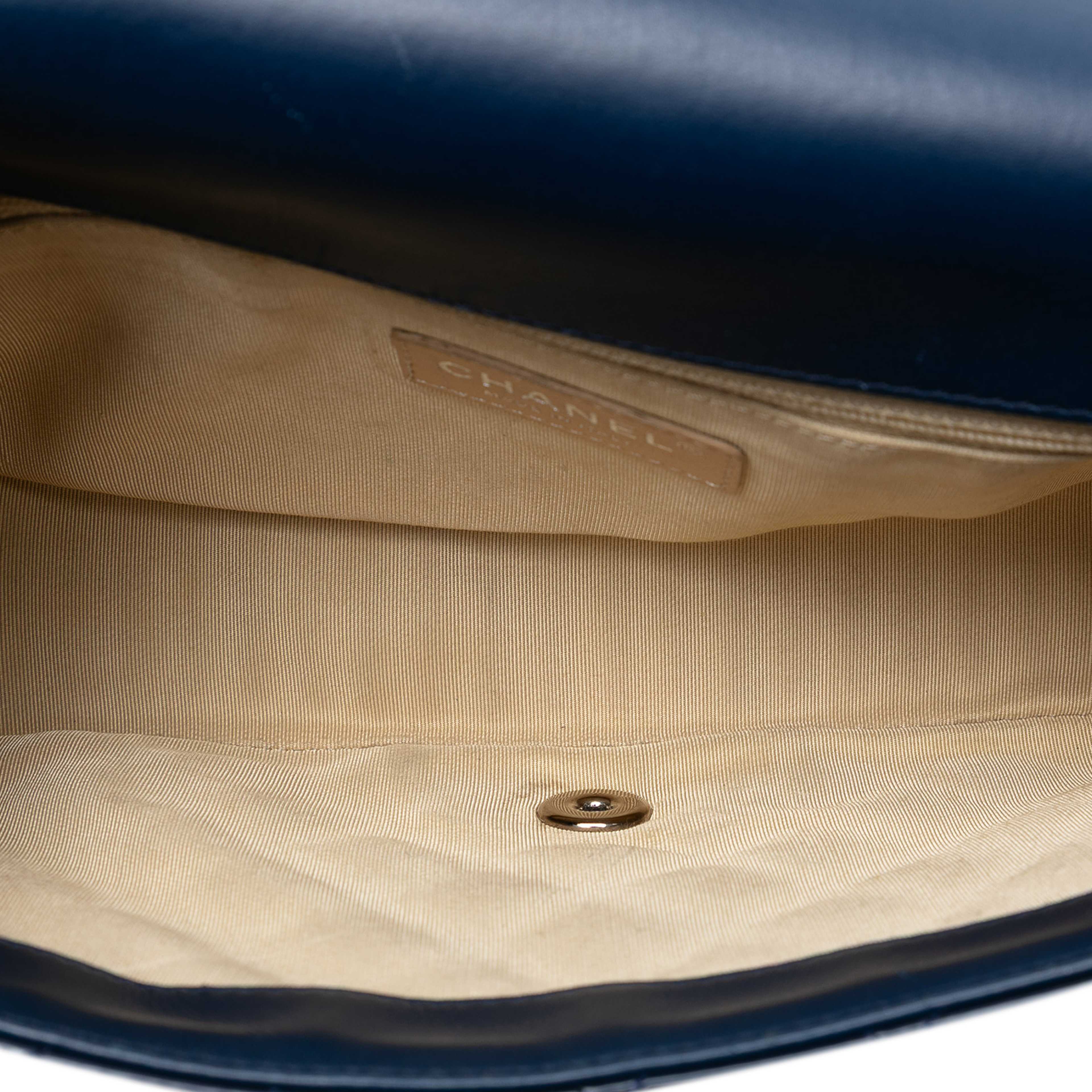 Chanel Medium Patent Coco Boy Flap, från Luxclusif, i färgen navy. Klicka för att öppna bilden i stort format