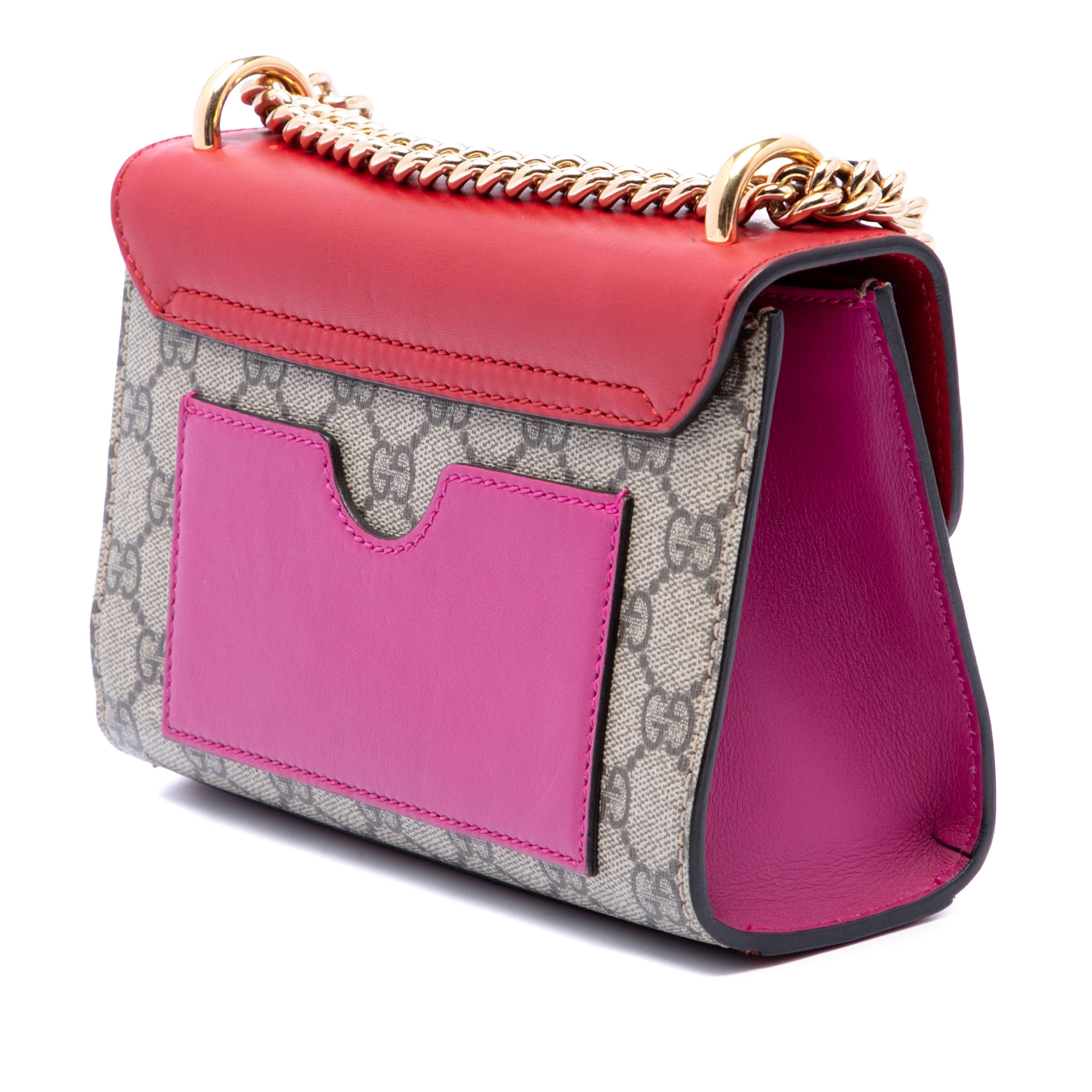Gucci Small Gg Supreme Padlock Crossbody, från Luxclusif, i färgen beige. Klicka för att öppna bilden i stort format