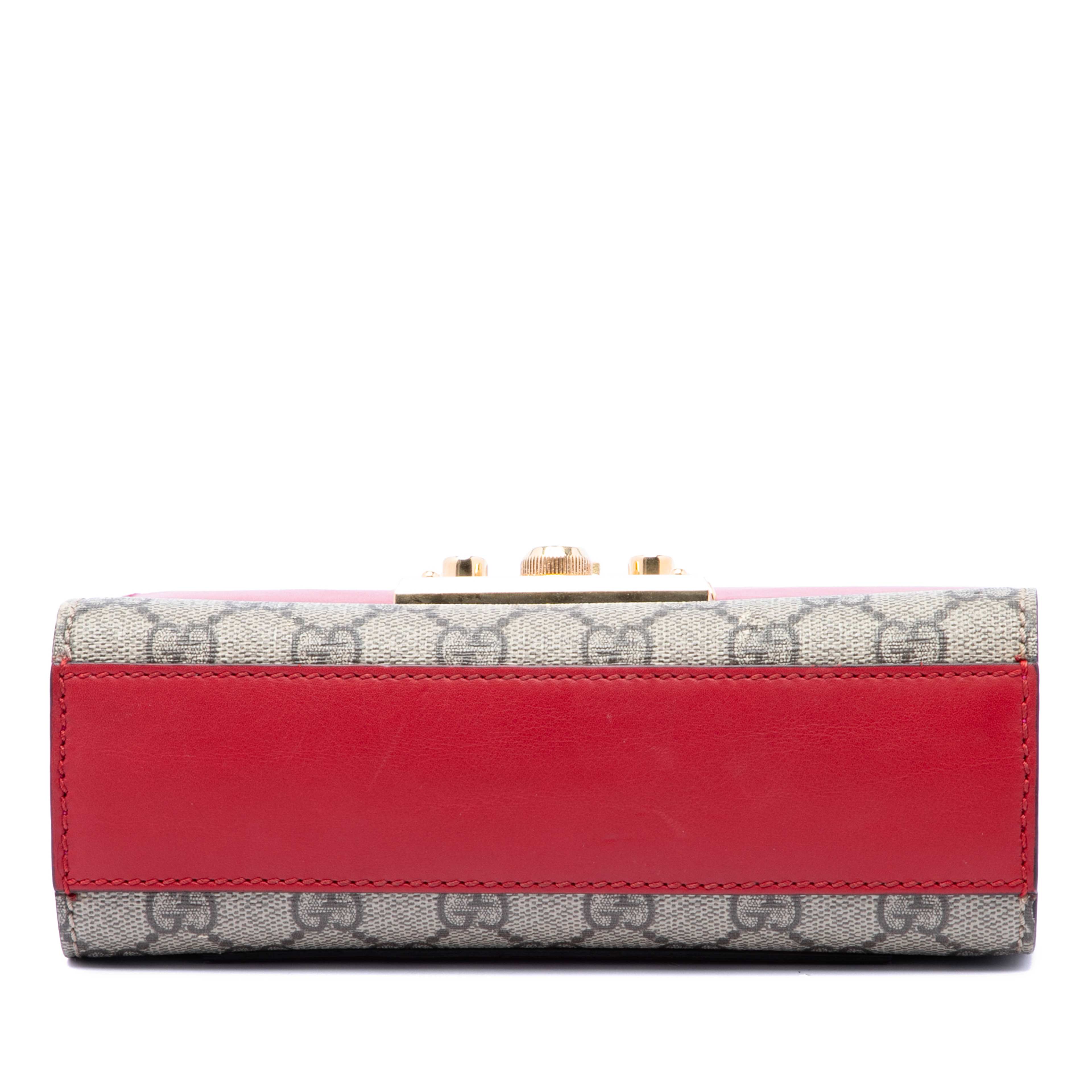 Gucci Small Gg Supreme Padlock Crossbody, från Luxclusif, i färgen beige. Klicka för att öppna bilden i stort format